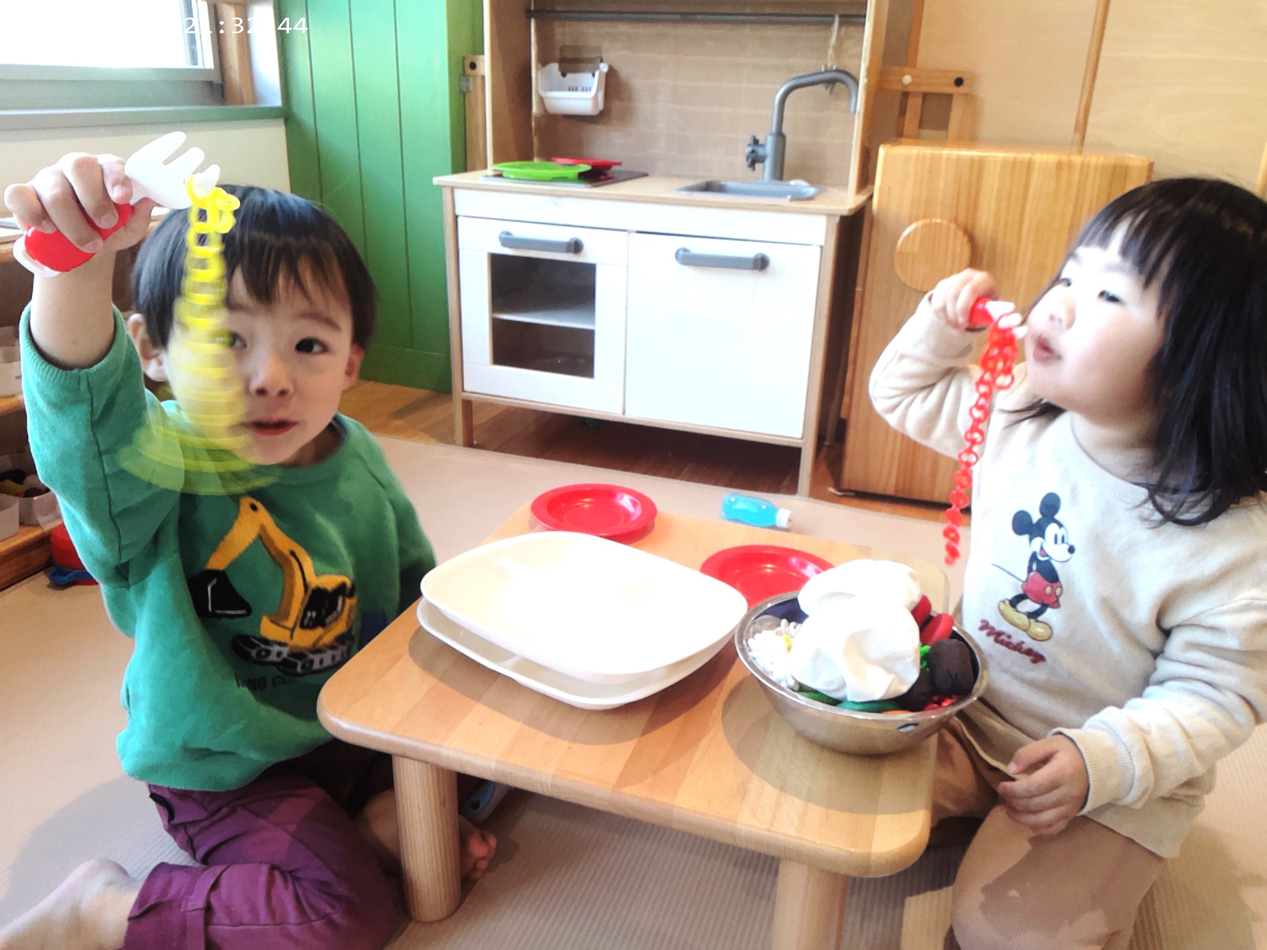 ふ〜ふ〜して食べよ！センセーも食べる？おいしいよ！！