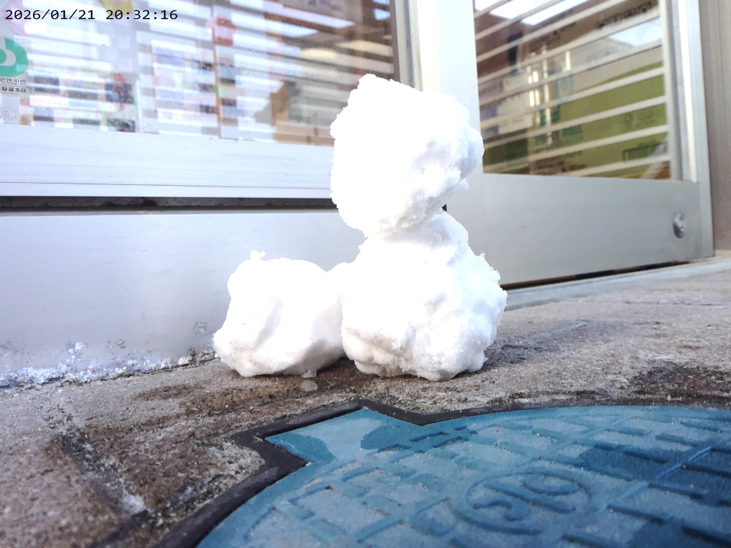 うっすらと積もった雪のおかげで、子ども達は大喜び！雪だるまが園の玄関で、みんなをお出迎え♡