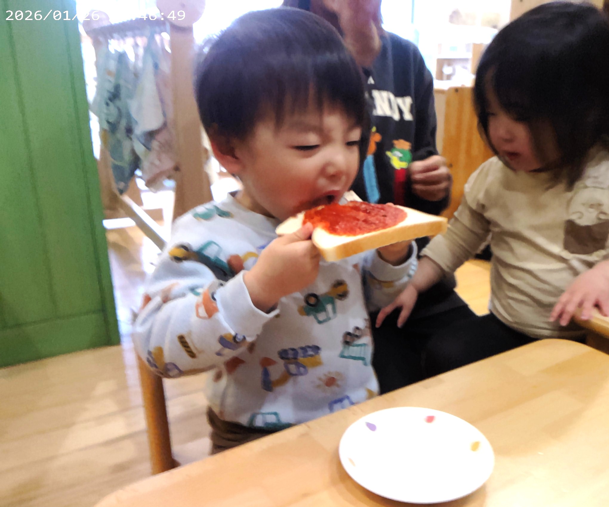 １歳児さんもクッキング開始！ピザトーストに挑戦しました。おいしくてたまりません！！