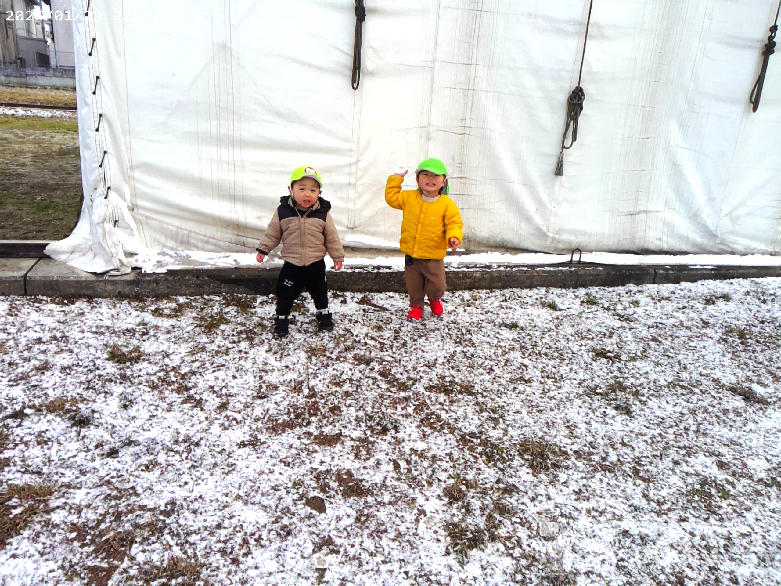 うっすらと雪景色の公園で雪遊び！雪って冷たいね。すぐになくなるね。一つひとつの体験が宝物。