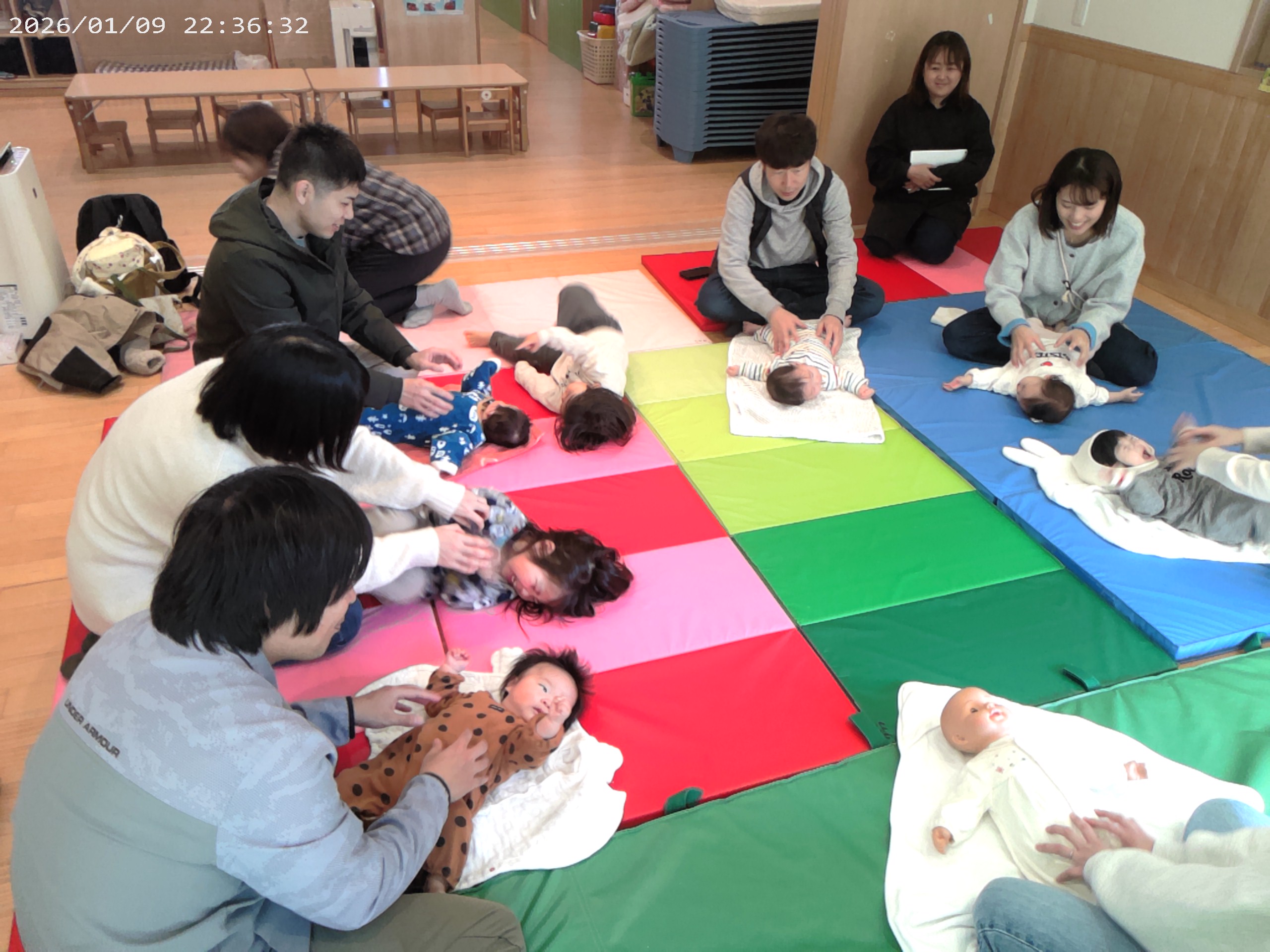 1/10（土）子育て広場”クララのおうち”を開催しました。助産師さんをお招きして、ベビーマッサージと手形アートを楽しみました。たくさんの方に参加していただき、とても嬉しかったです。