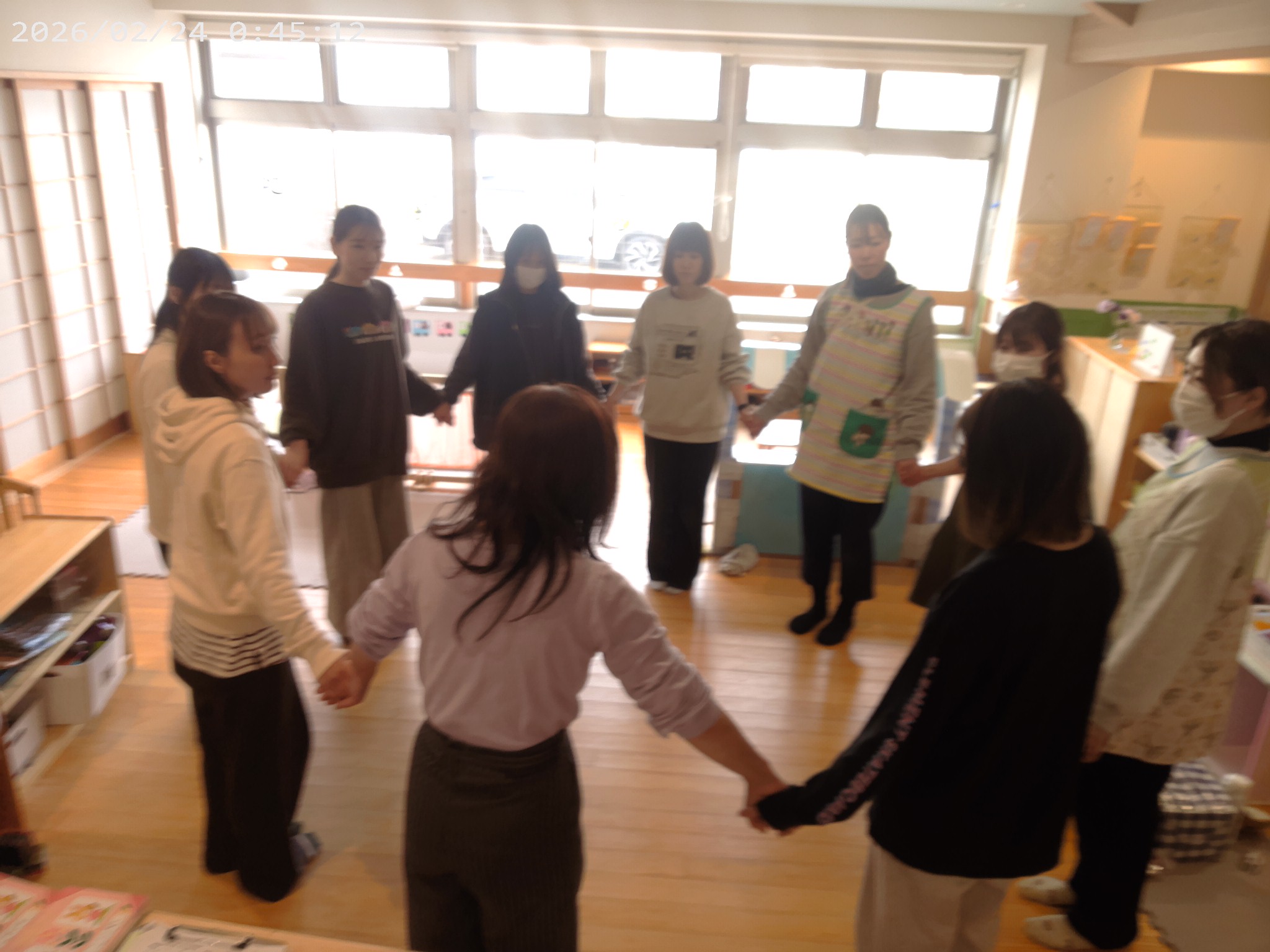 【わらべ歌研修】今日は保育士さんで、わらべ歌遊びをたくさんしました。♬あ～ぶくたった～、にえたった～、♬1歳児さんでも上手に歌って遊べる人気の歌です！一年間わらべ歌研修を受けて、大人も子どもも癒され、幸せな時間が増えてとても嬉しかったです。