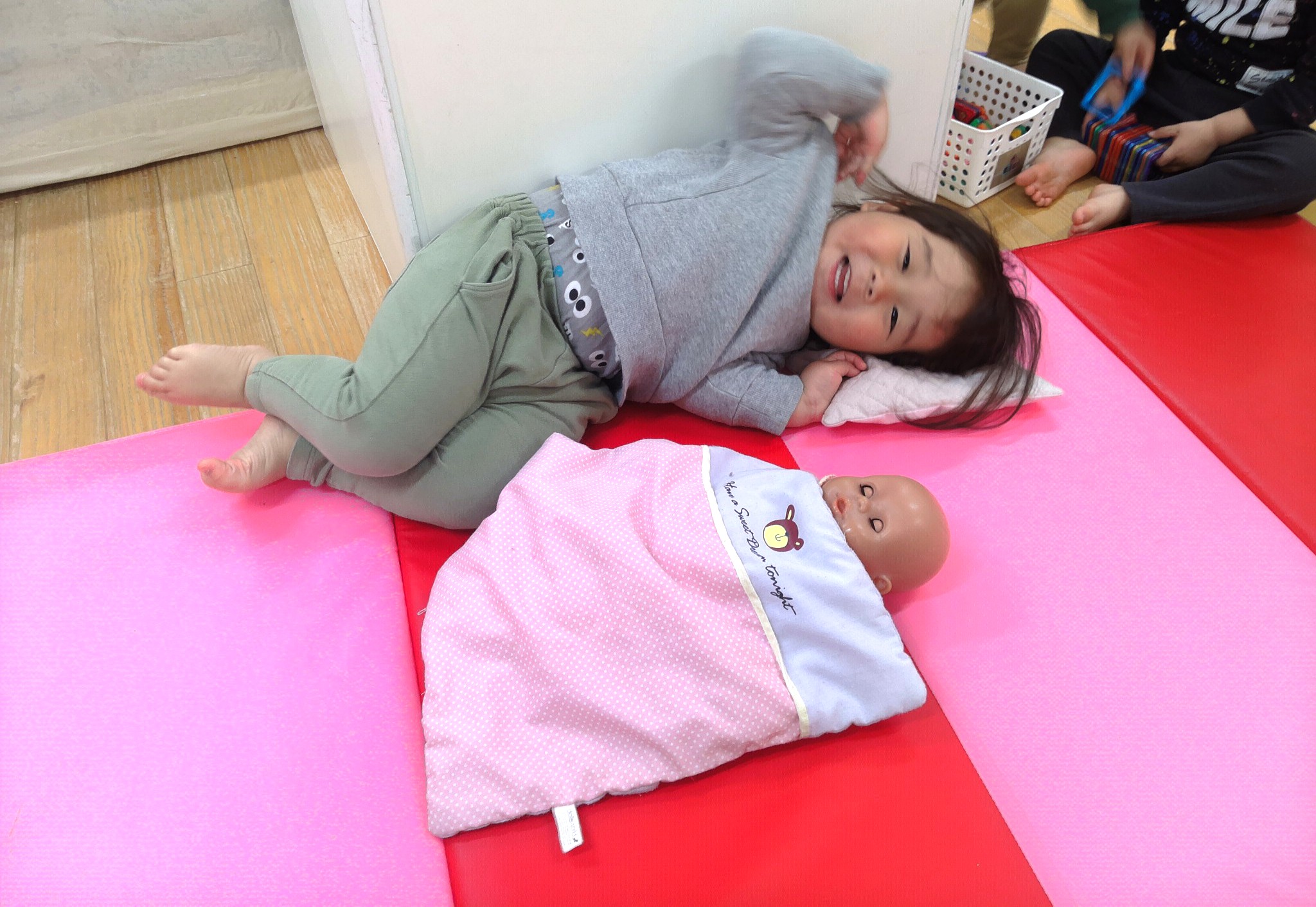 1歳児さんとあかちゃん。「一緒にねよ～！」赤ちゃんと一緒、うれしいなぁ～♬