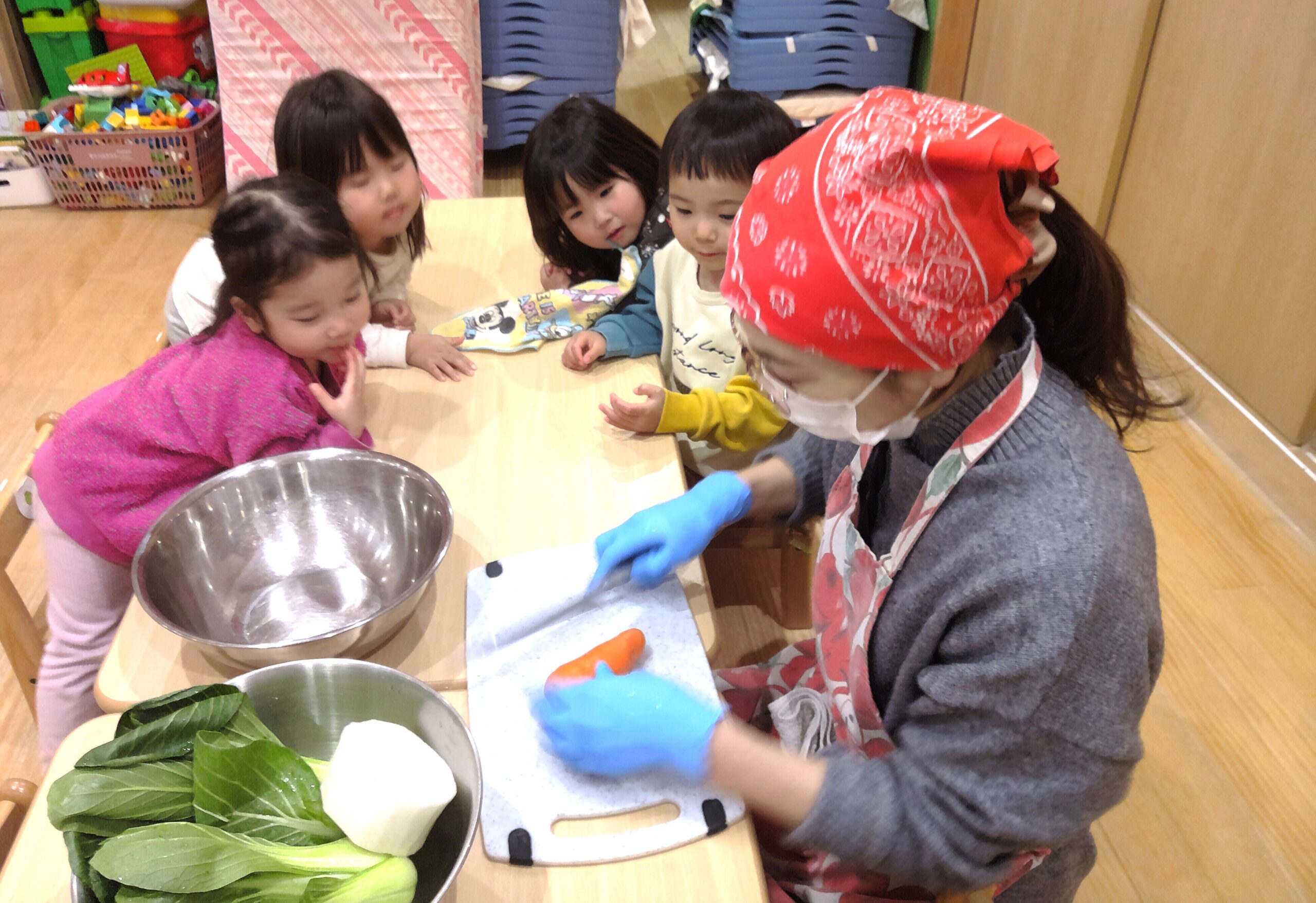 給食の先生から「お野菜切るとこ見る？」と素敵なプレゼントタイム！給食タイムが益々楽しみになりました♪