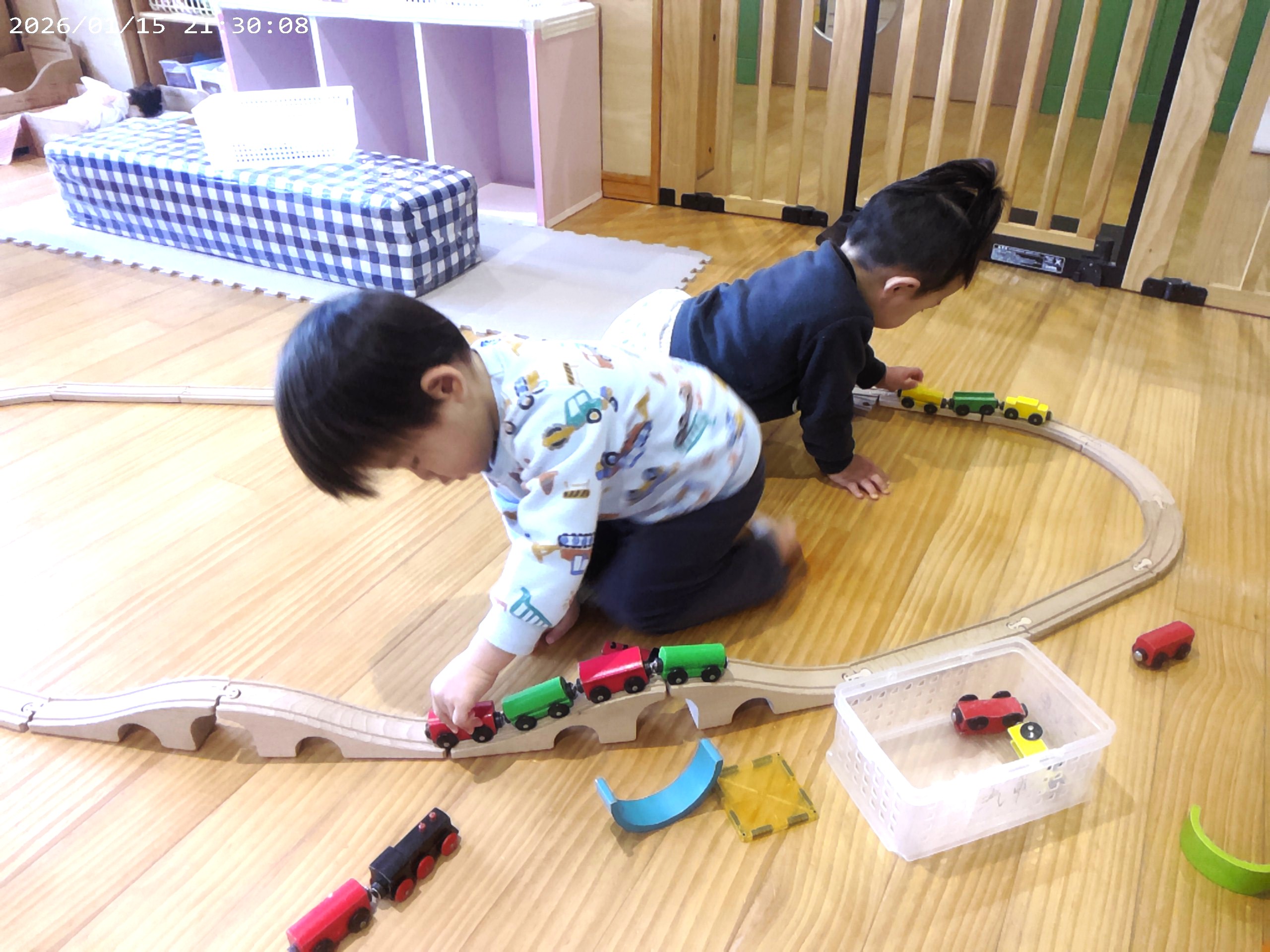 1歳児さんの電車遊び！真剣に遊び込む姿に惚れ惚れします♬