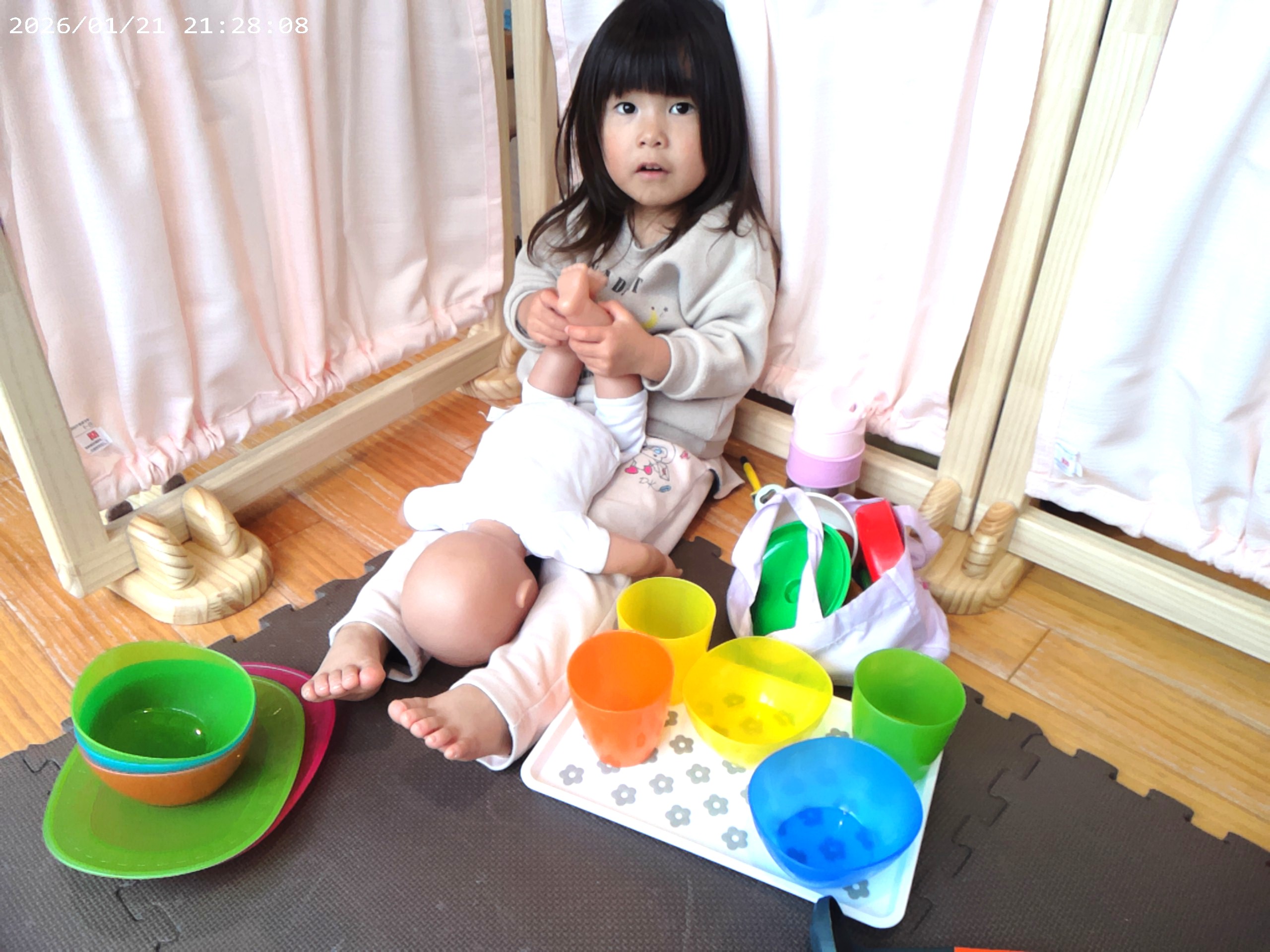 1歳児さんの、コーナーのかどで赤ちゃんと過ごす大事な時間。