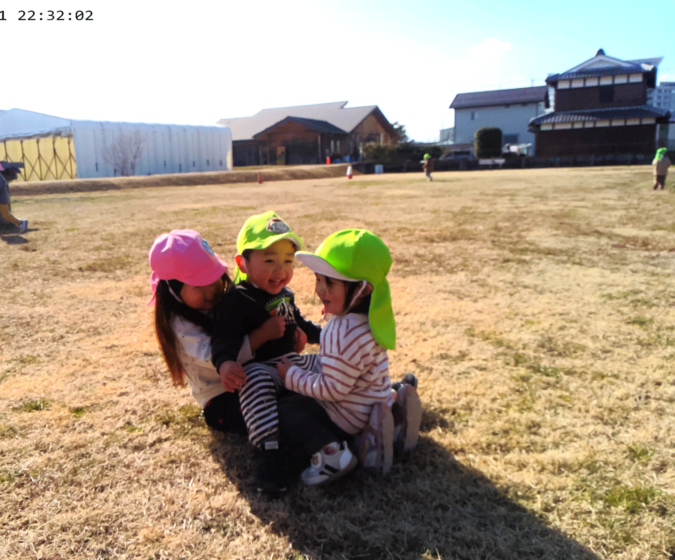 ♬おっすわりや～す、いすどっせぇ～、あんまりのったら、こけまっせぇ～、どっす～ん！！♬公園中に響き渡る元気な声でわらべうた遊び♡