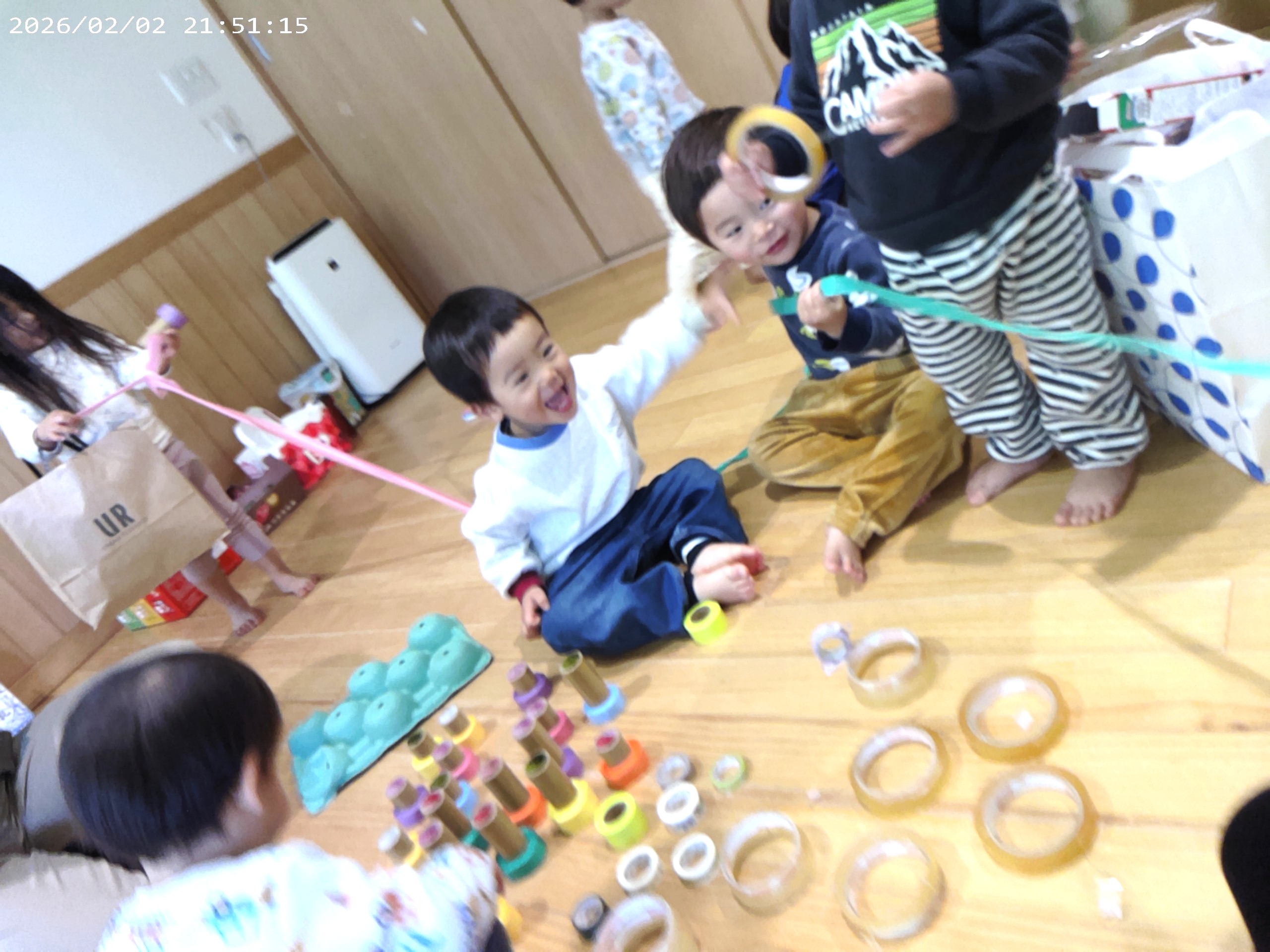 今日は今年度最後のアートの日。マスキングテープと廃材あそびで自己表現。春からの成長をとても感じられて幸せな時間でした。