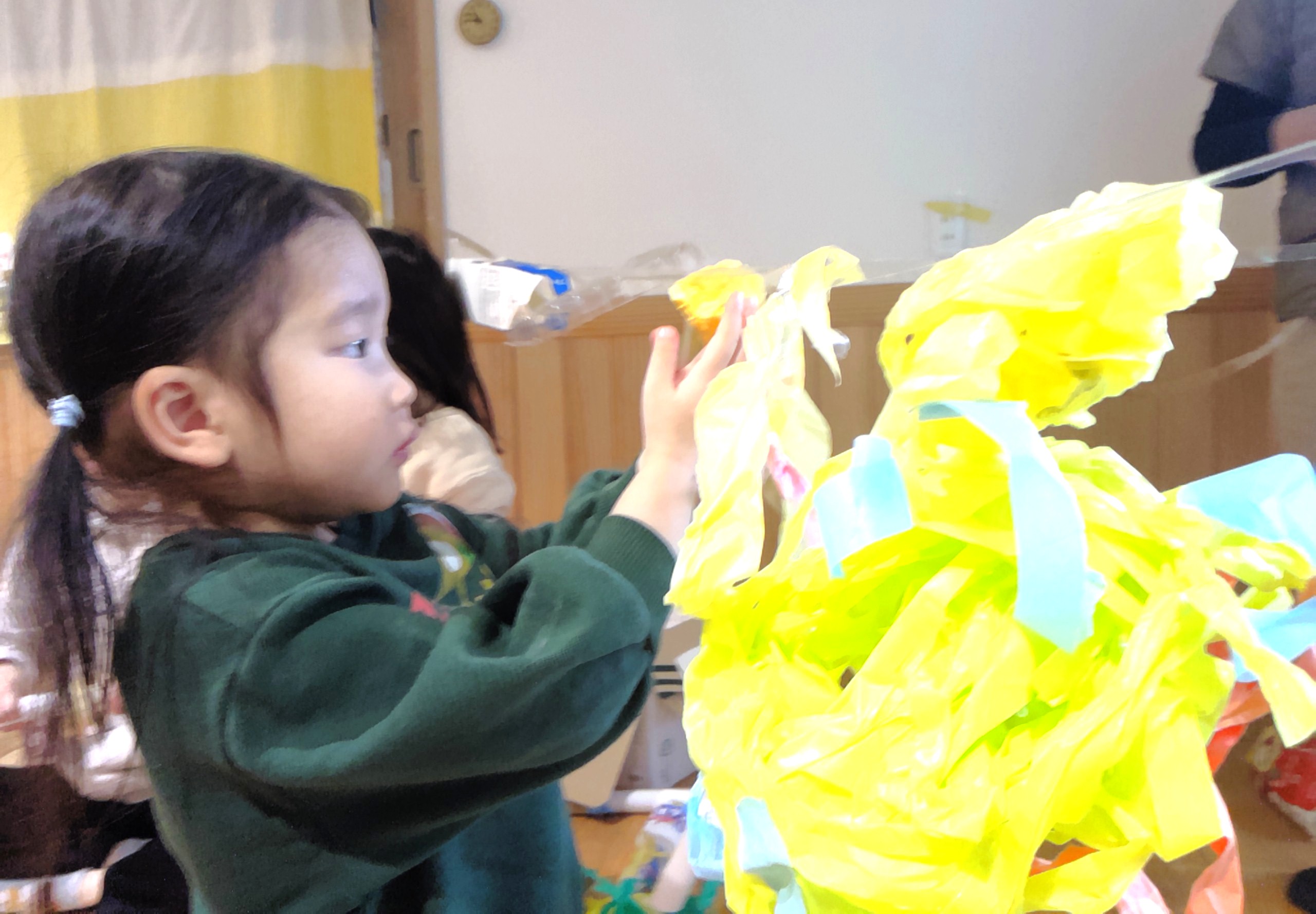 マスキングテープと廃材でアート！真剣なまなざしに心が震えます！