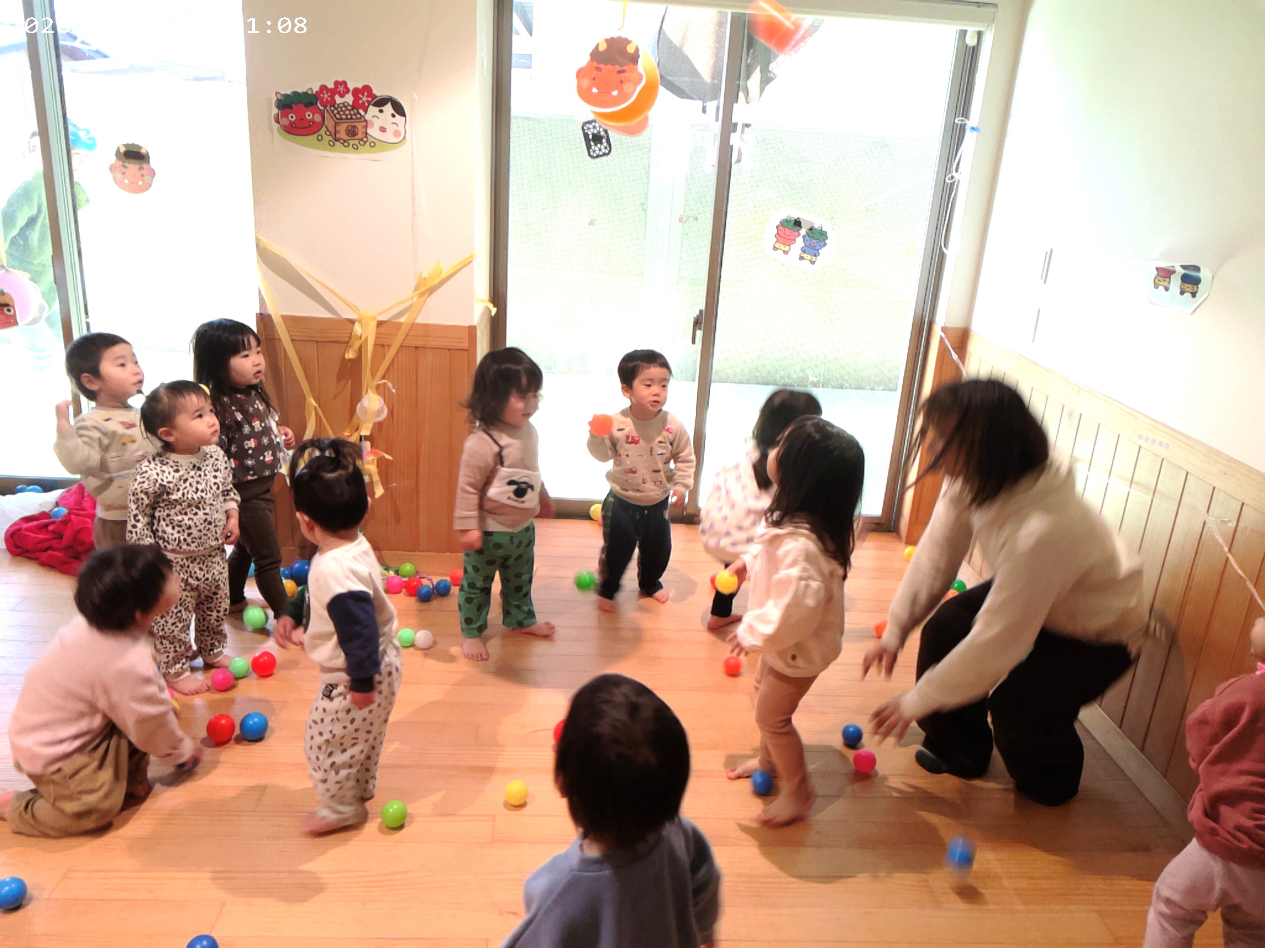 おには〜そと！ふくは〜うち！豆まきの練習をしていたら鬼がテラスに…！練習の成果はいかに…(笑)