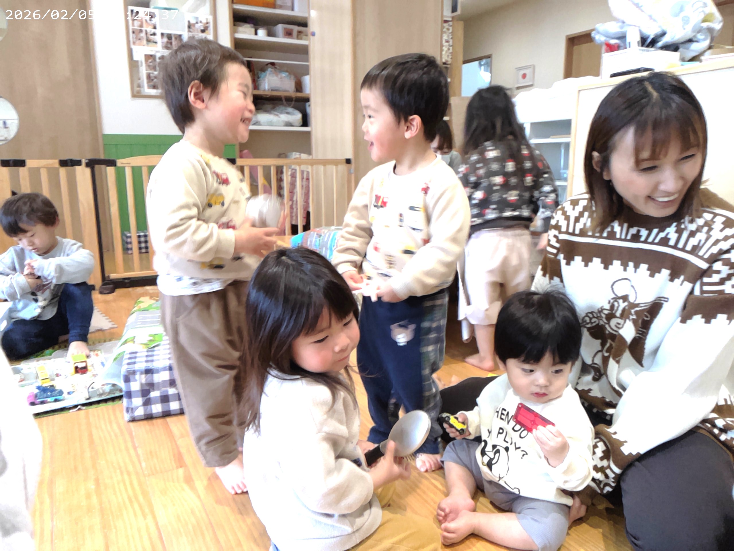 日常の一コマ。。1歳児さん同士、こんなに楽しそうに会話をしている姿が微笑ましくて嬉しくなる♡