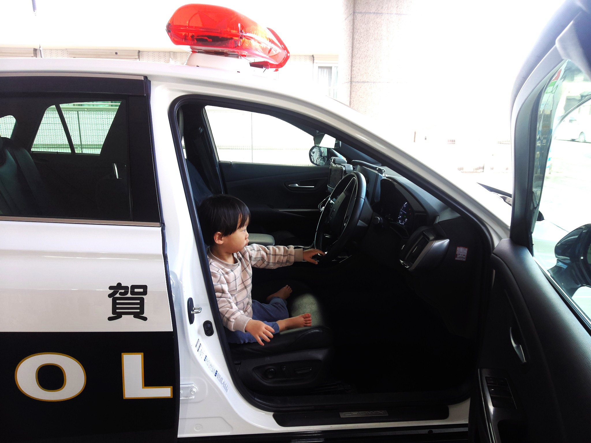 パトカーの運転席に乗せてもらったよ！片手運転！かっこいいでしょ～♬パトカーの前ではい！チーズ！