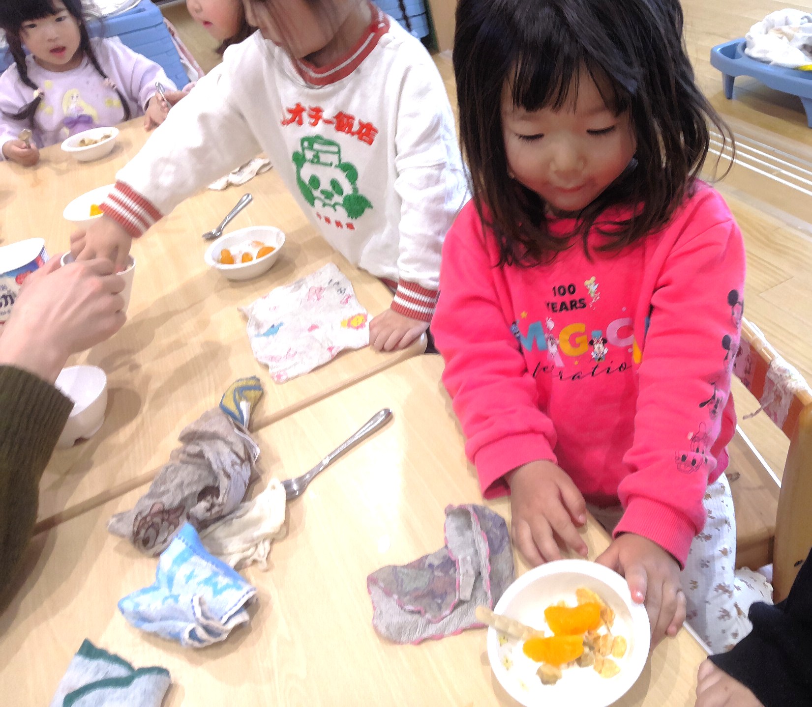 今年度最後のクッキングはフルーツパフェ！好きな具材を選んで入れて「見て！見て！」おいしくできたね～♬給食の先生、ワクワク楽しいクッキングをありがとう！