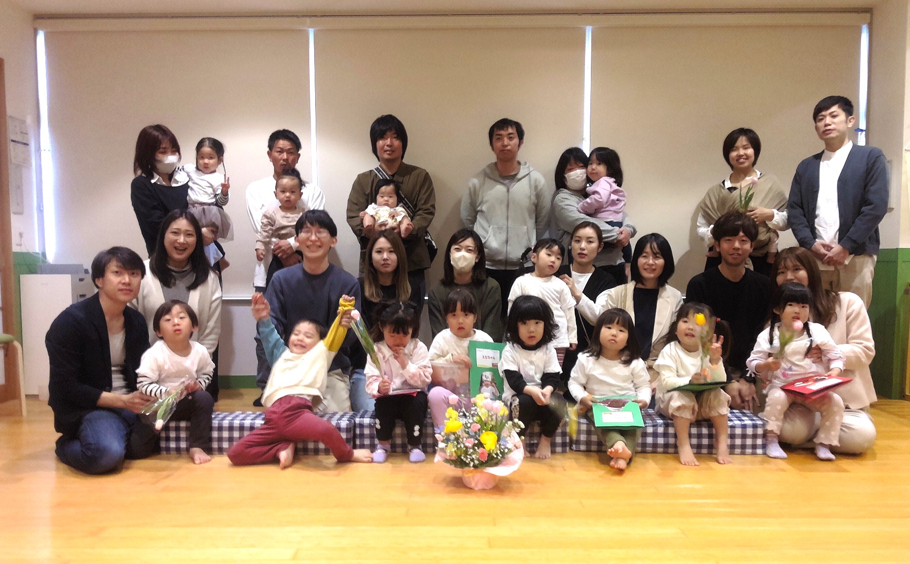 修了の日の集いが無事に終わりました。2歳児さんにふさわしい、普段通りの雰囲気の中でわらべ歌遊びを取り入れながら楽しくできました。おそろいのTシャツは好きな絵を書いて着るのを楽しみにしていた子ども達です。