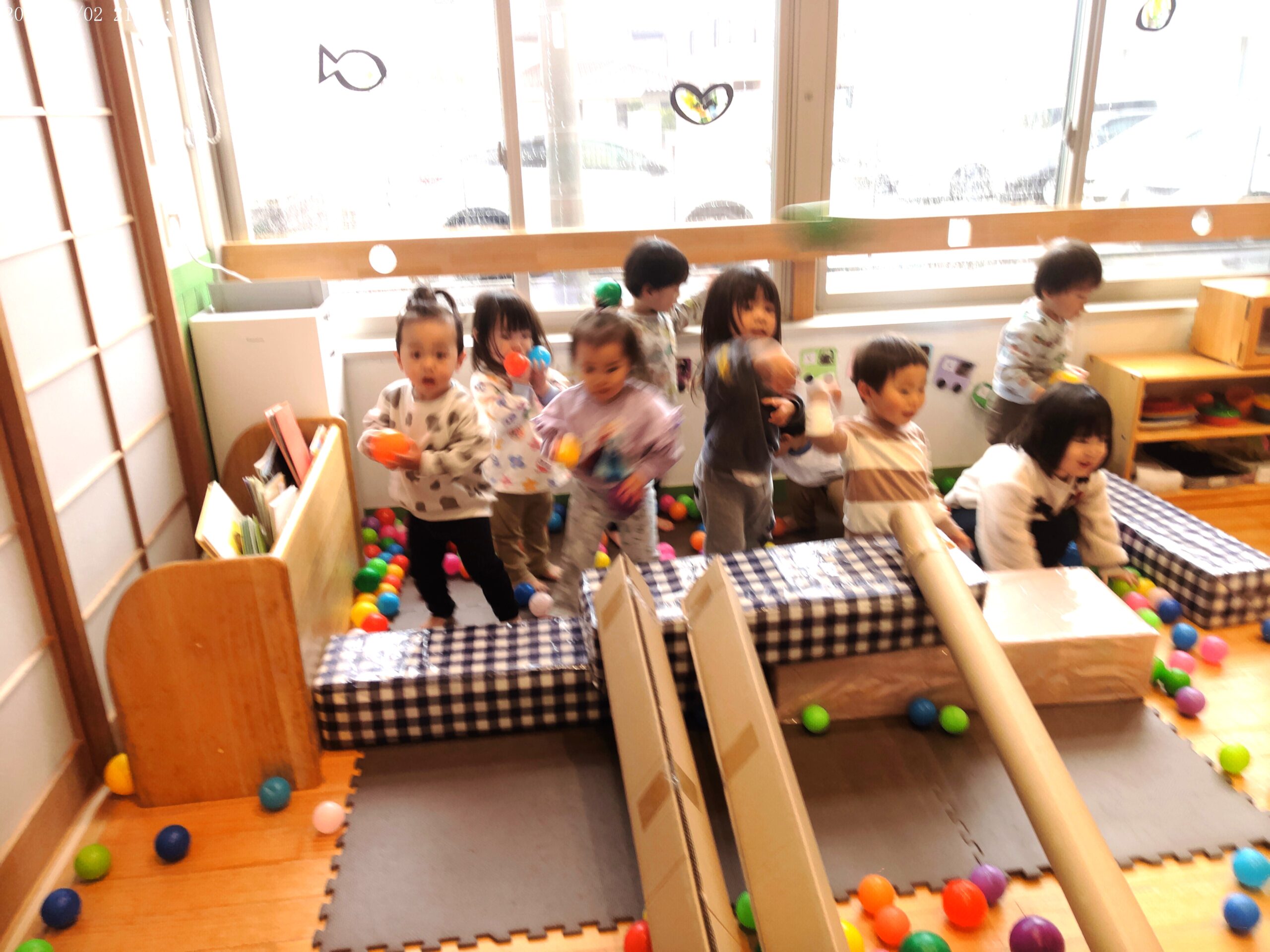 「ボールを好きなだけ思いっきり投げよう！」1歳児さんの手首のスナップを聞かせて思いっきり投げる姿がたのもしい～♬