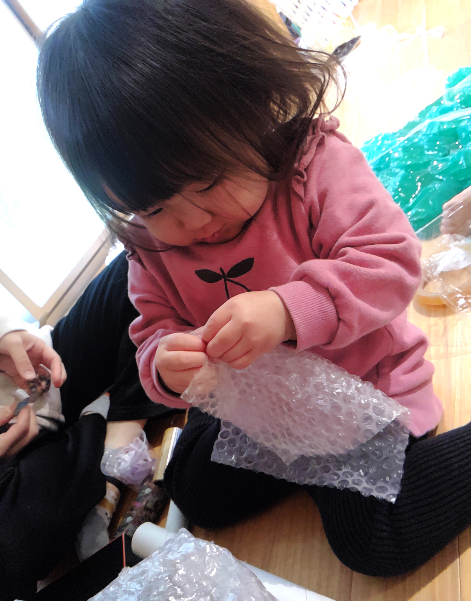 1歳児さんの一点集中！真剣に取り組む姿と小さな指が可愛すぎます♬