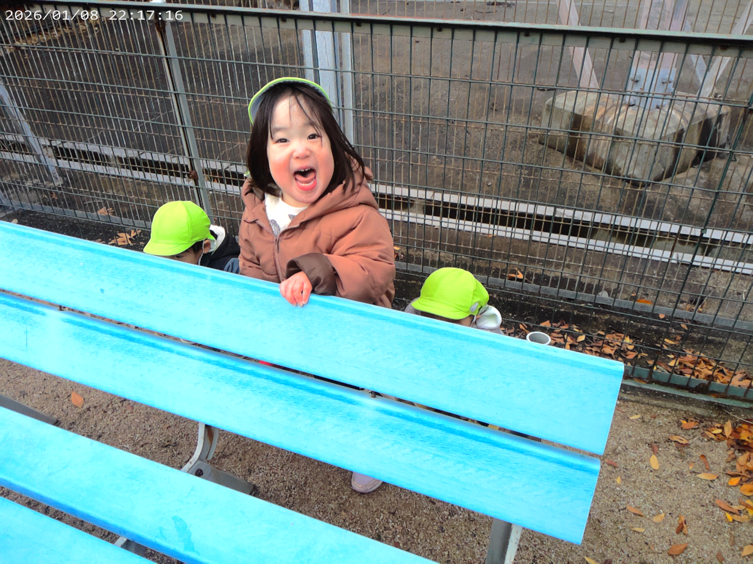 公園のベンチに隠れて「いないない、ばぁ〜〜！！」