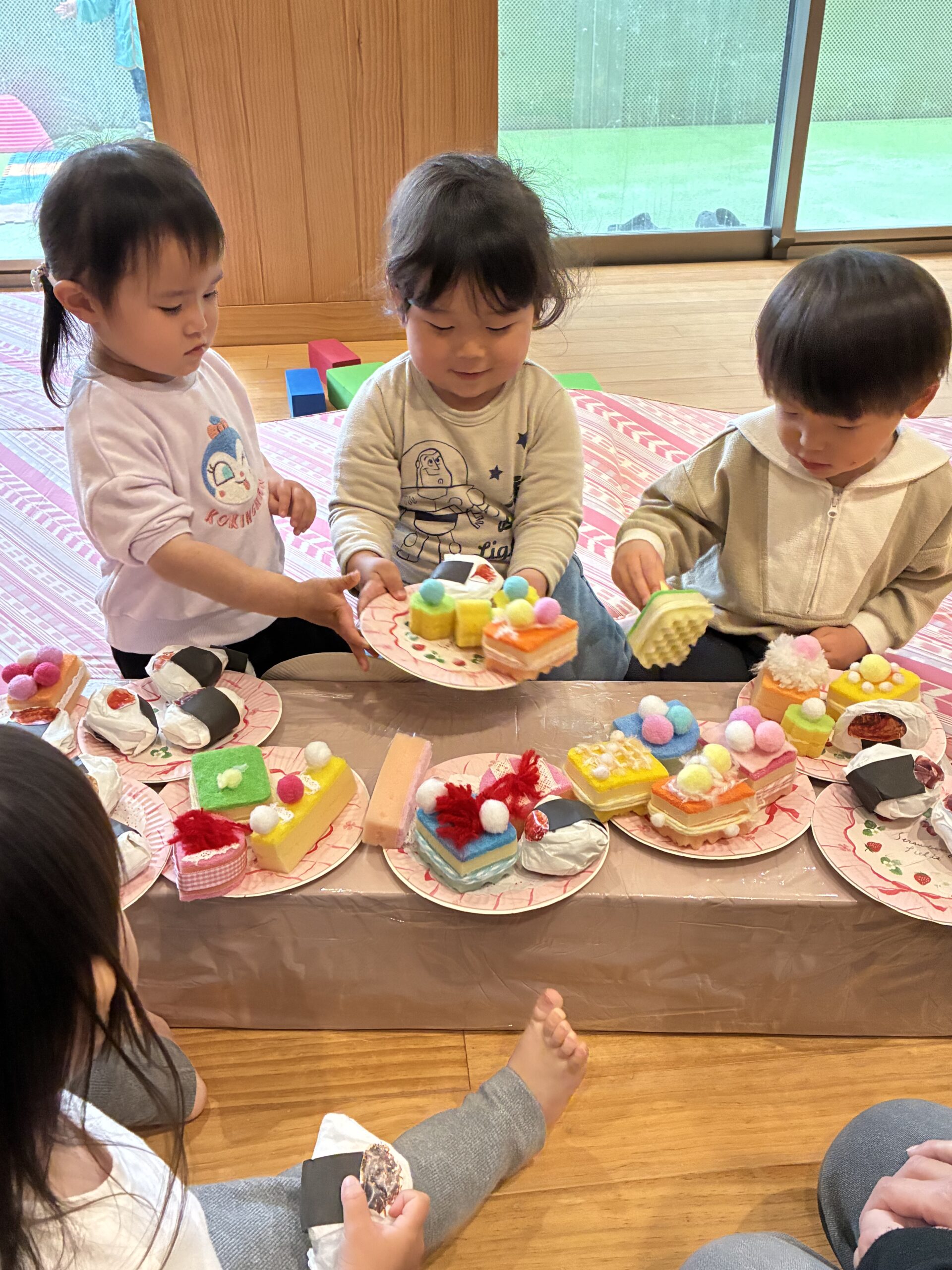 今日から2歳児クラスへ進級したよ！ごちそうでお祝いパーティだよ〜♪