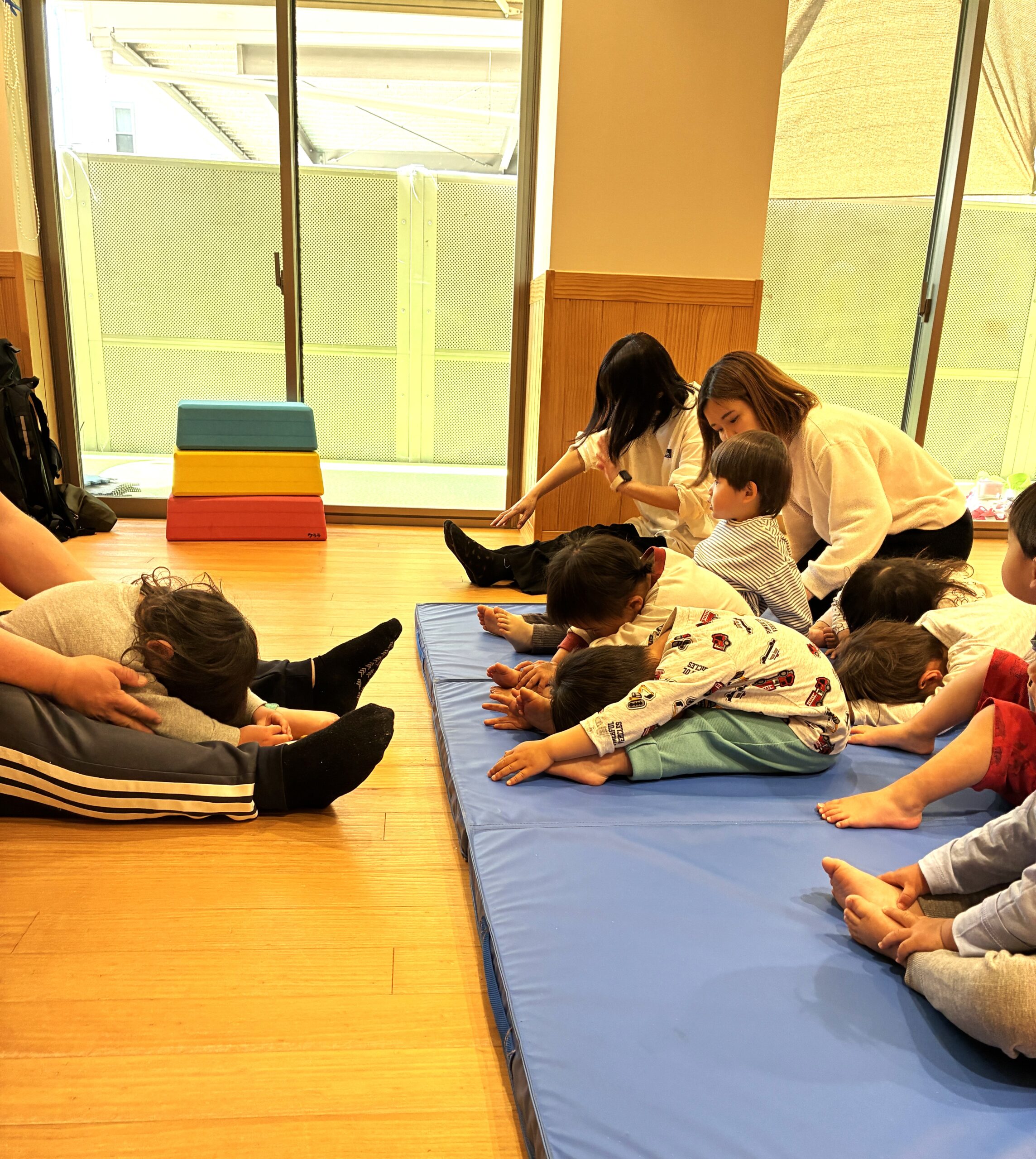 2歳児クラスに進級して初めての体操遊び！身体を前にぺったんこ～！まねっこをしようとする意欲に拍手～♬