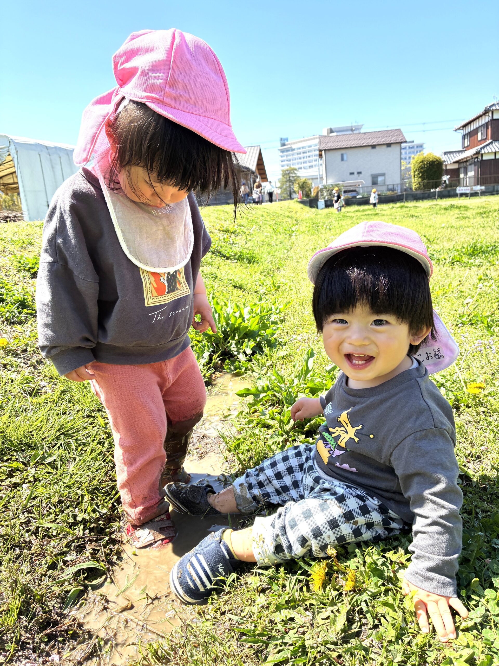 1歳児さん、初めて水たまりに入るの巻～！嬉しそう～♬