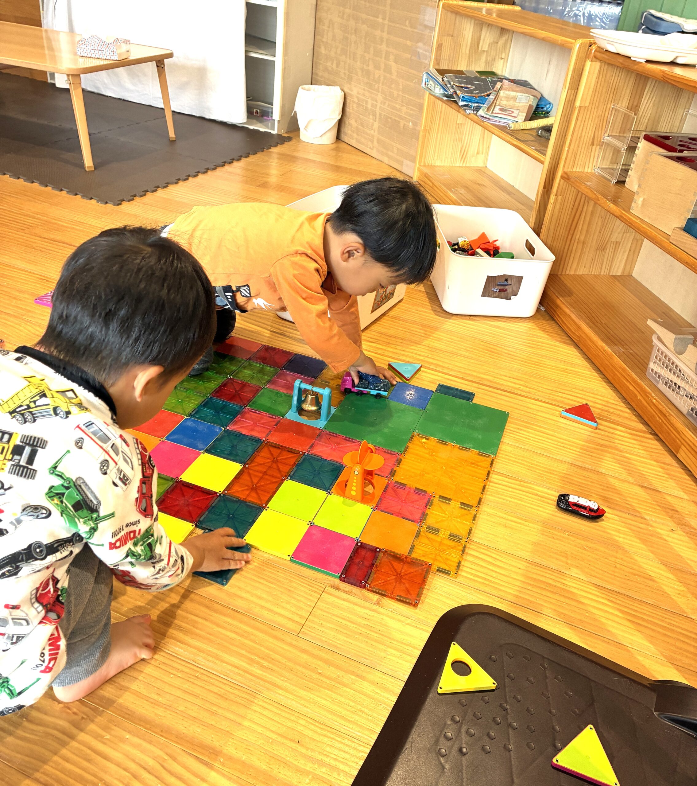 2歳児さん、協力して大作完成～～！！一緒にしよ♬その気持ちがうれしいね！