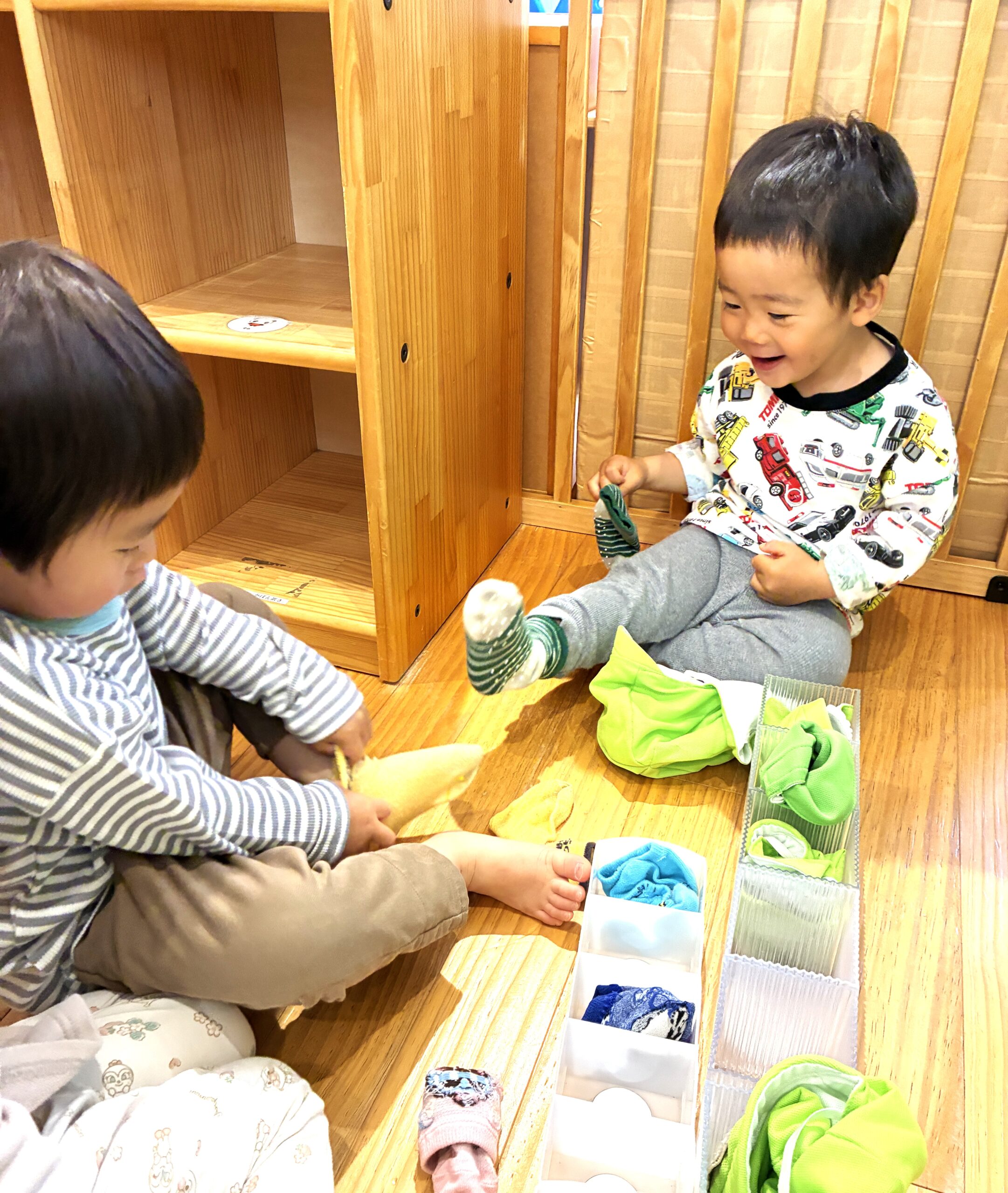2歳児さん。見てみて！靴下、ひとりではけたよ～！うれしい～♬靴下を一人で履けたときの気持ちを、いつまでも持ち続けていたいですね。