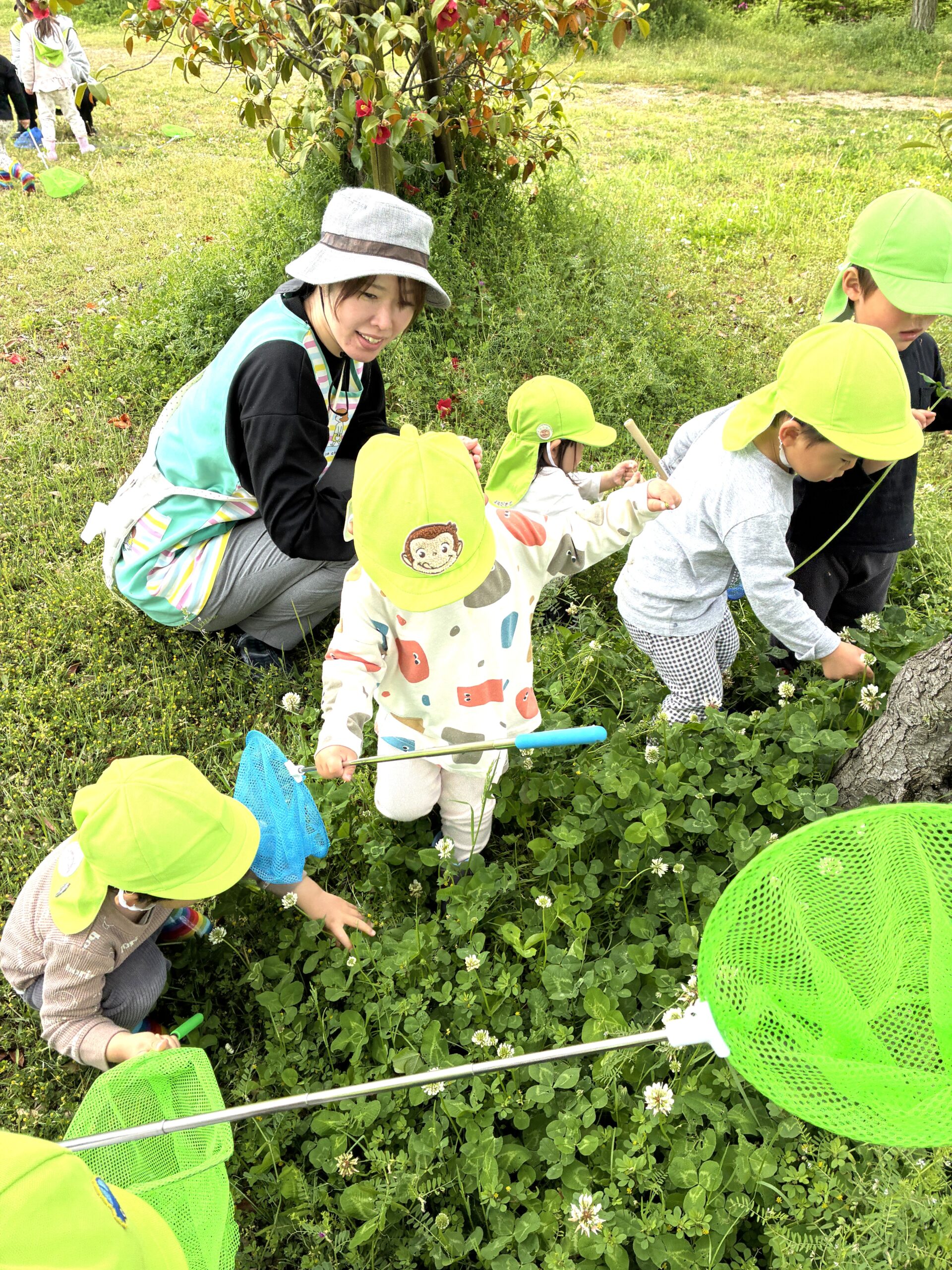 虫取り網を片手に虫取りに無我夢中の2歳児さん♬虫取り名人になるよ～～！！