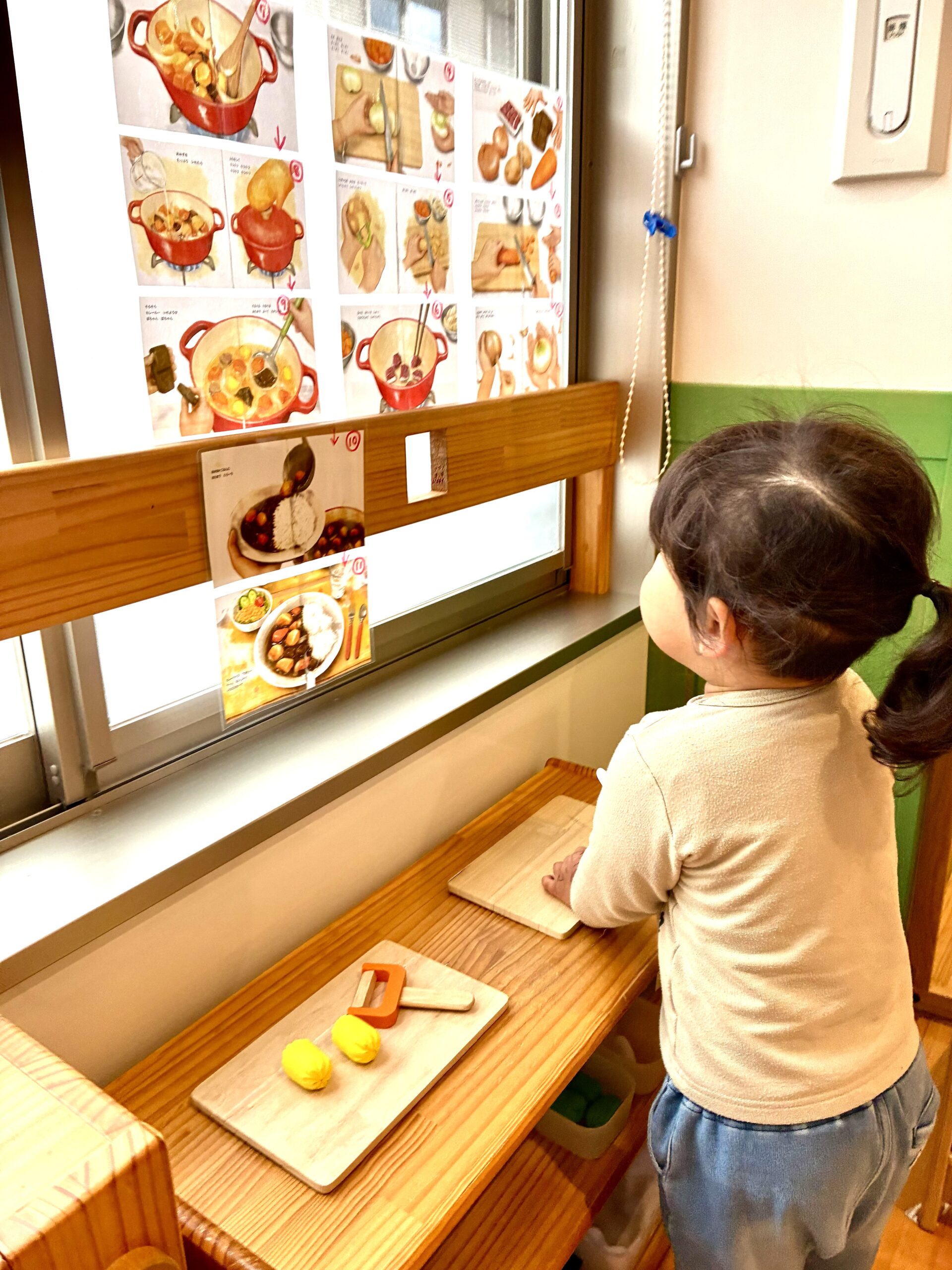 カレーを作ります！ピューラーでじゃがいもむいて～、にんじんきって～、おなべはどれにしようかなぁ～♬