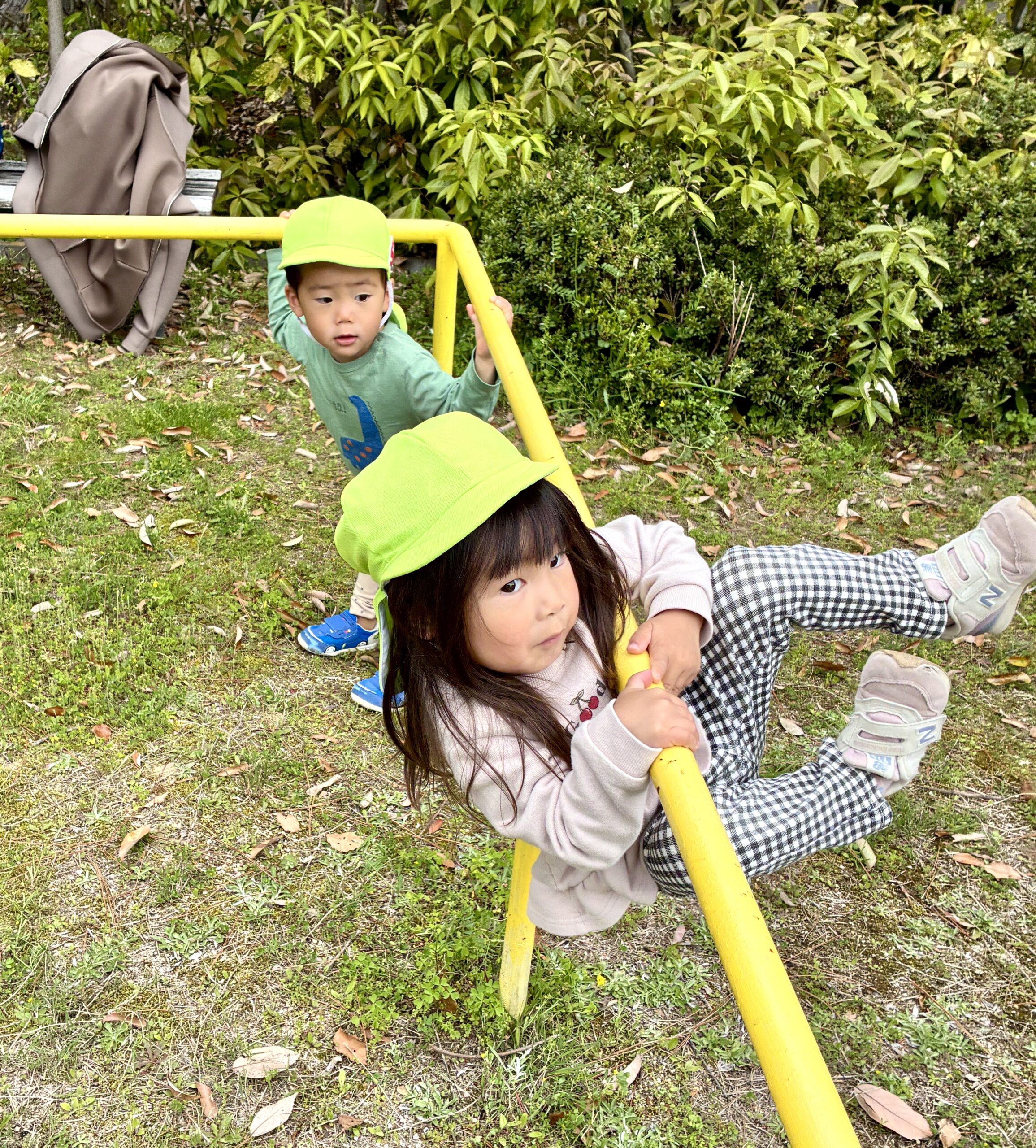 「見て見て～！！」鉄棒にぶら下がれることが、とっても嬉しい2歳児さん♬挑戦する意欲がすばらしい～！！