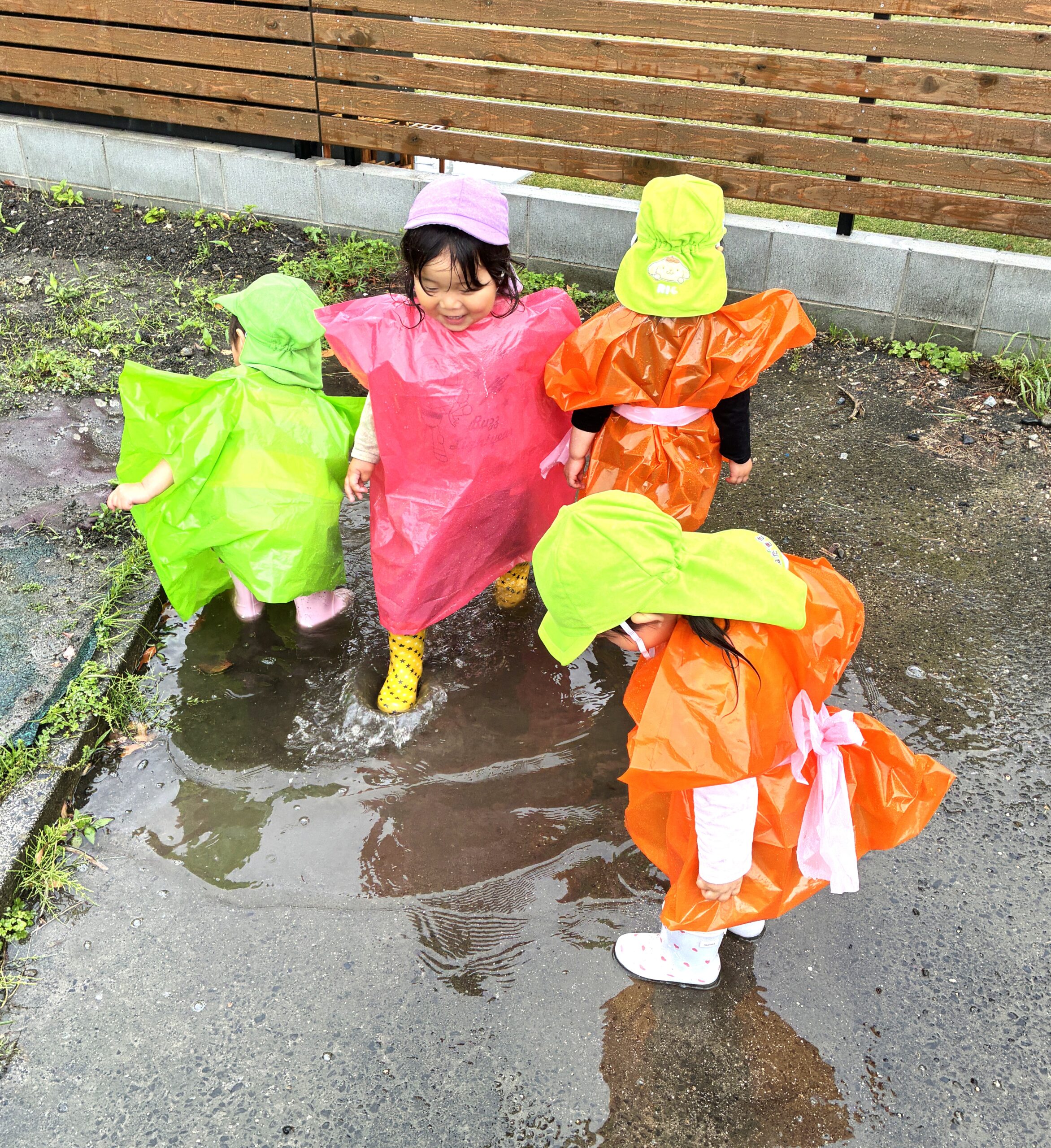急遽つくった、カッパを着て、小雨の中、お散歩♬嬉しくて嬉しくて大喜びの2歳児さん！