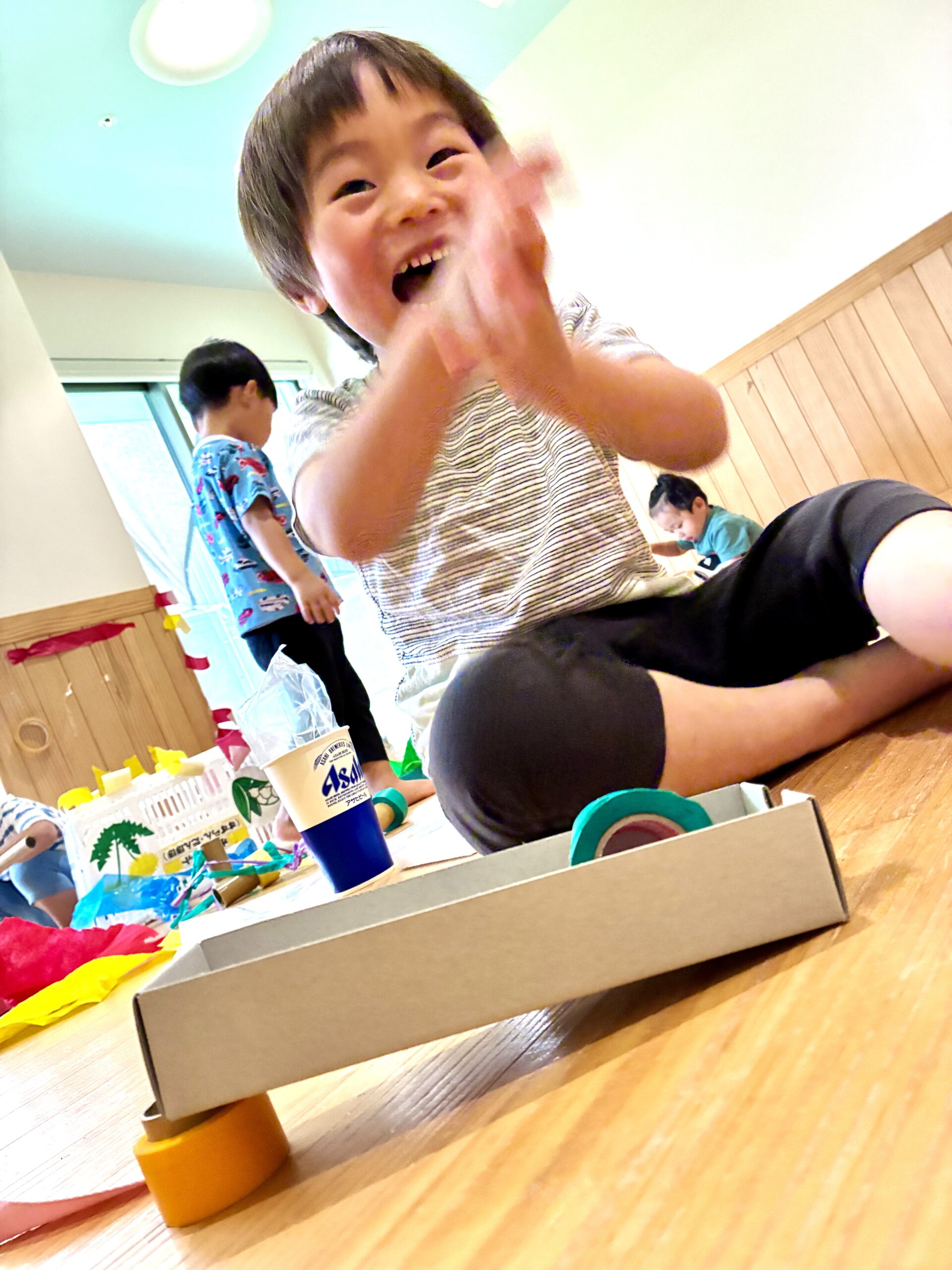 廃材遊び！ピタゴラスイッチが大好きな2歳児さん。色々な廃材の中から、自分で材料を選んで組み立てる！転がったときの嬉しそうな顔がキラキラしてる！
