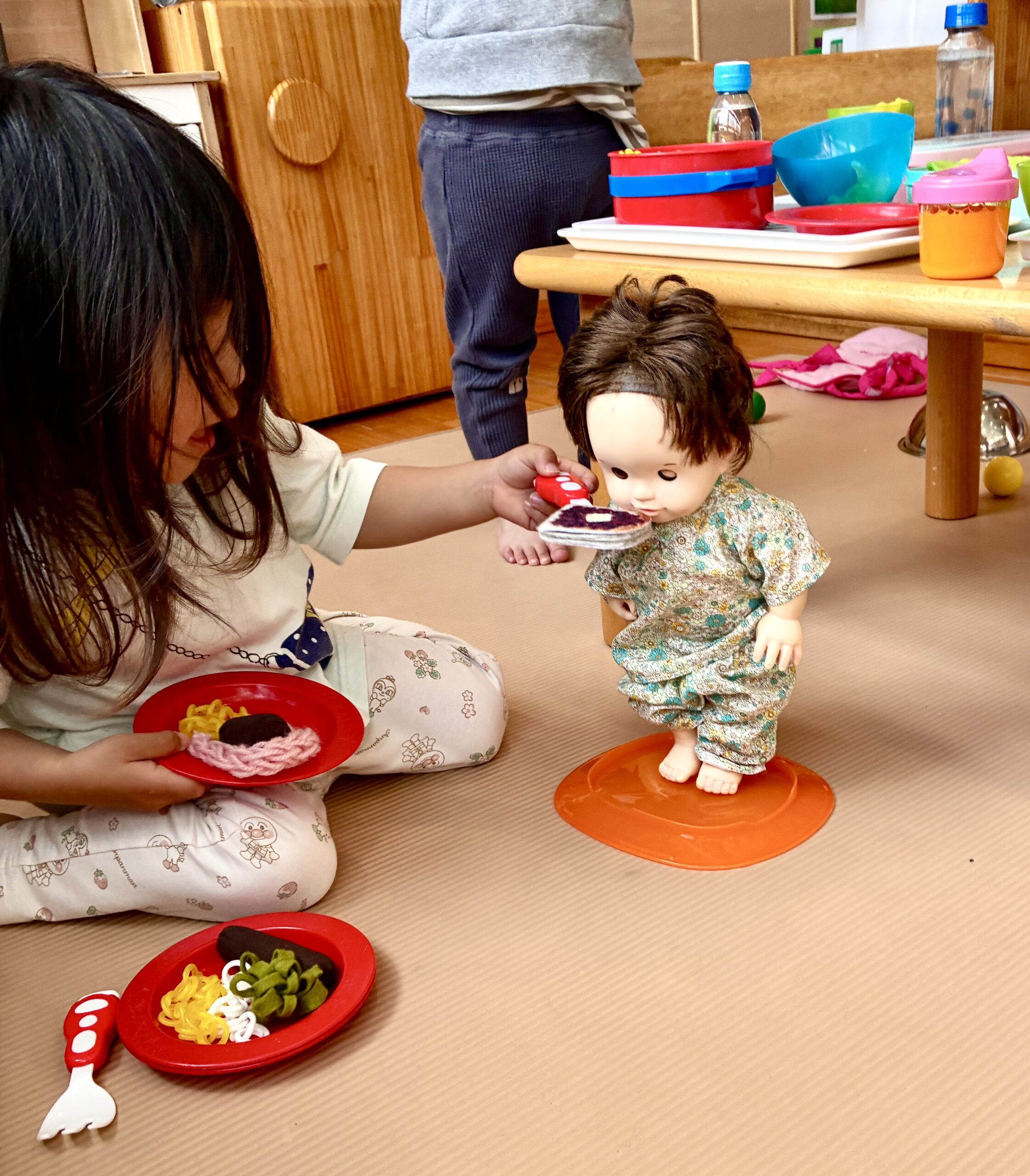 2歳児さんのちっちゃなおかあさん！メルちゃんを立っちさせるのがとっても上手！のぞきこむ様子に愛がいっぱい～♬