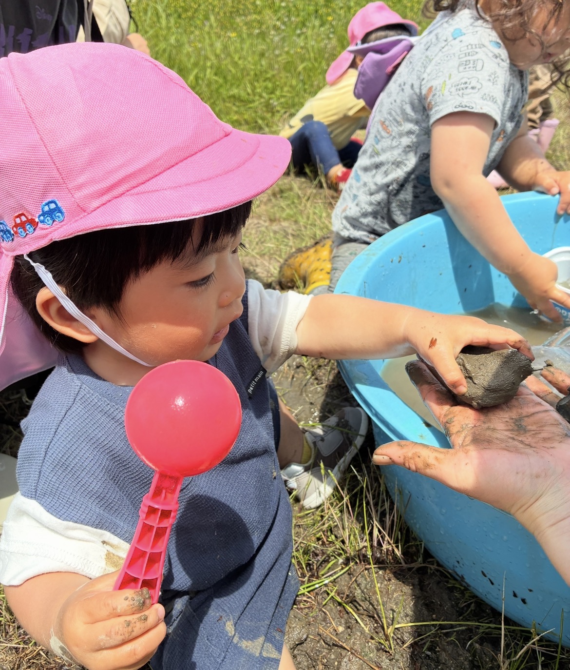 1歳児さんの初めての泥遊び～♬感触をたのしんで～！！