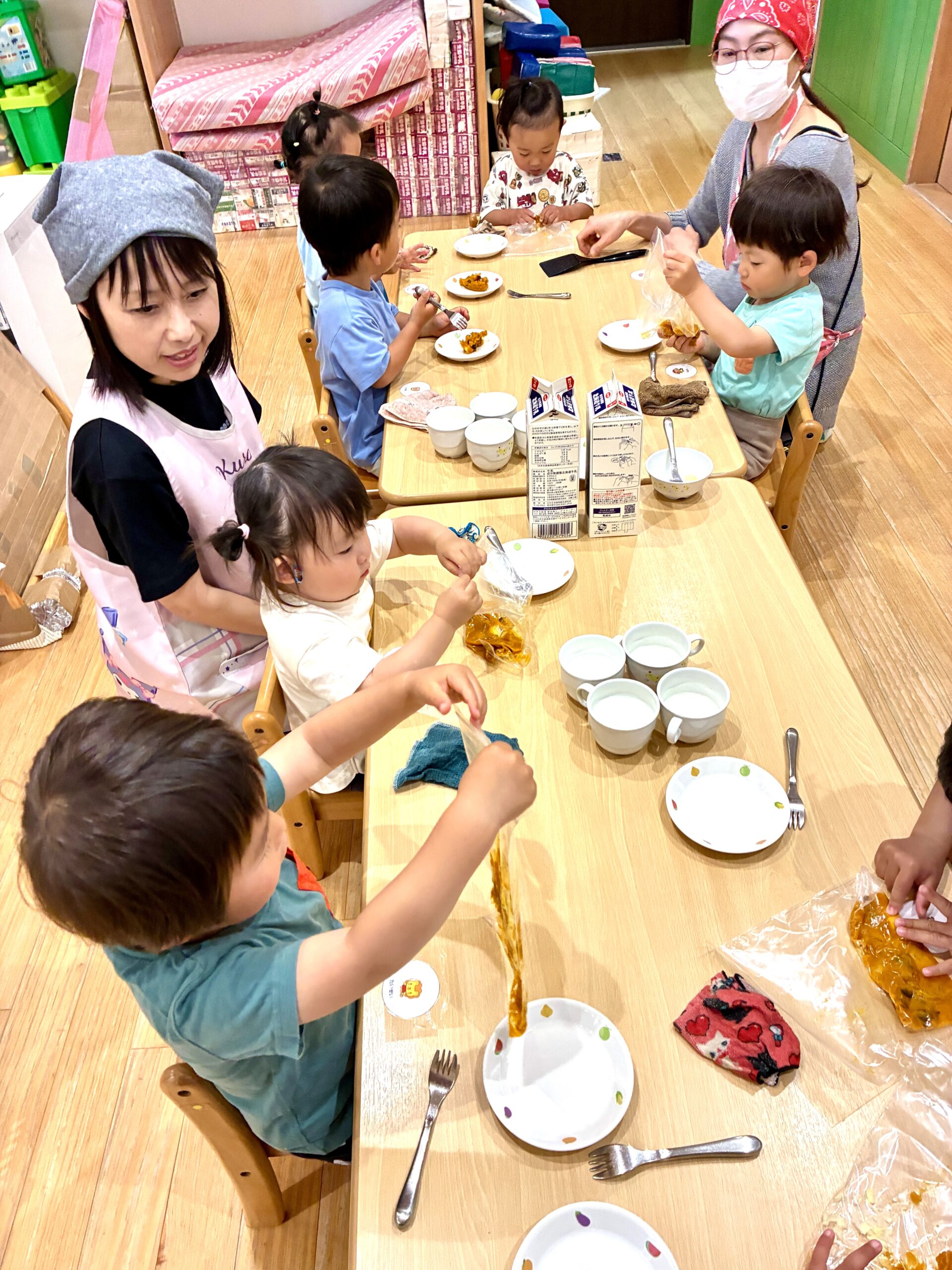 2歳児さんのクッキング！かぼちゃ巾着。ジプロックにかぼちゃとチーズを入れてもみもみ～！おいしいよ♬