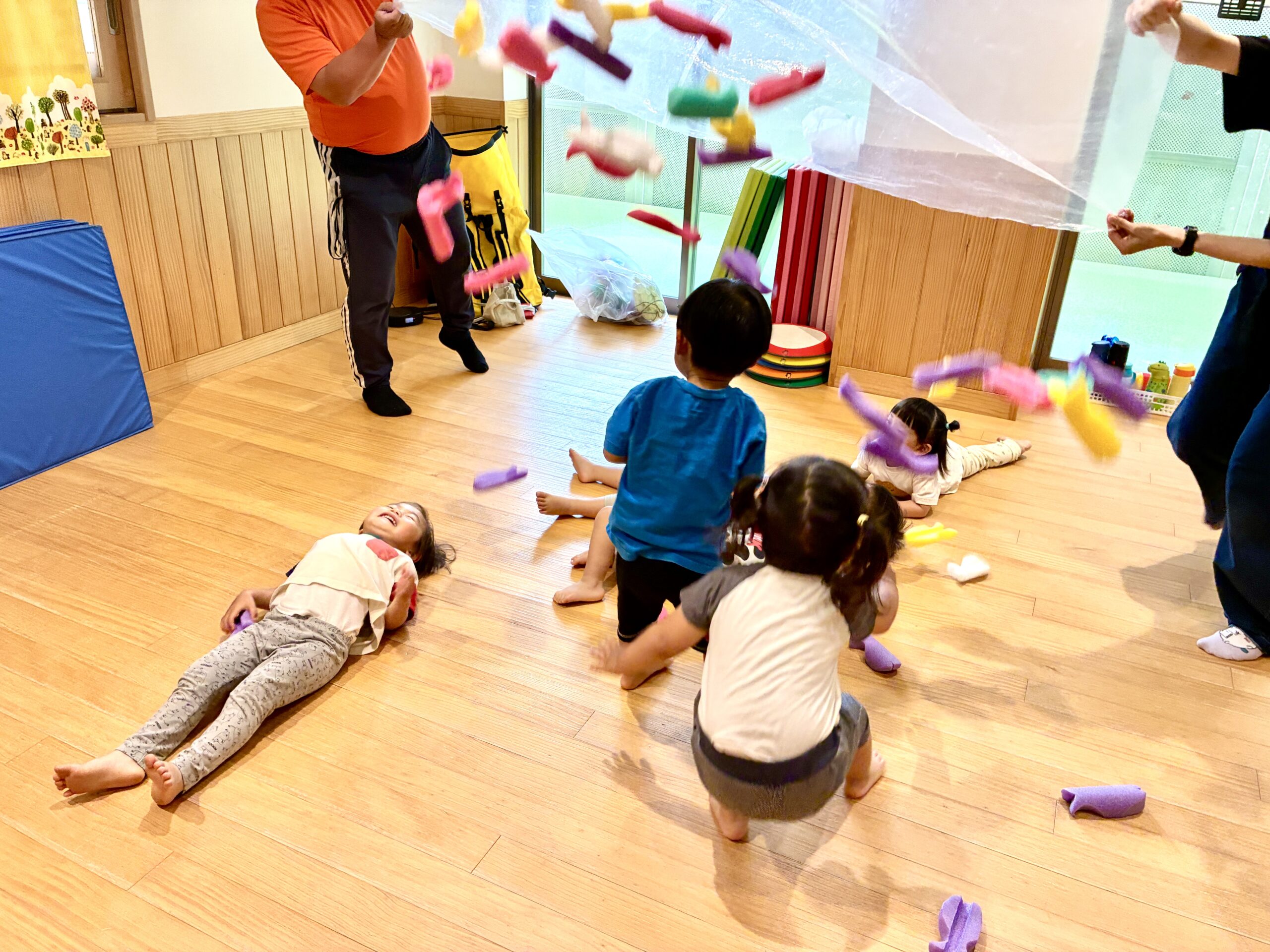 2歳児さんの体操あそび〜！上から降ってくるのがたのしいぃ〜！！