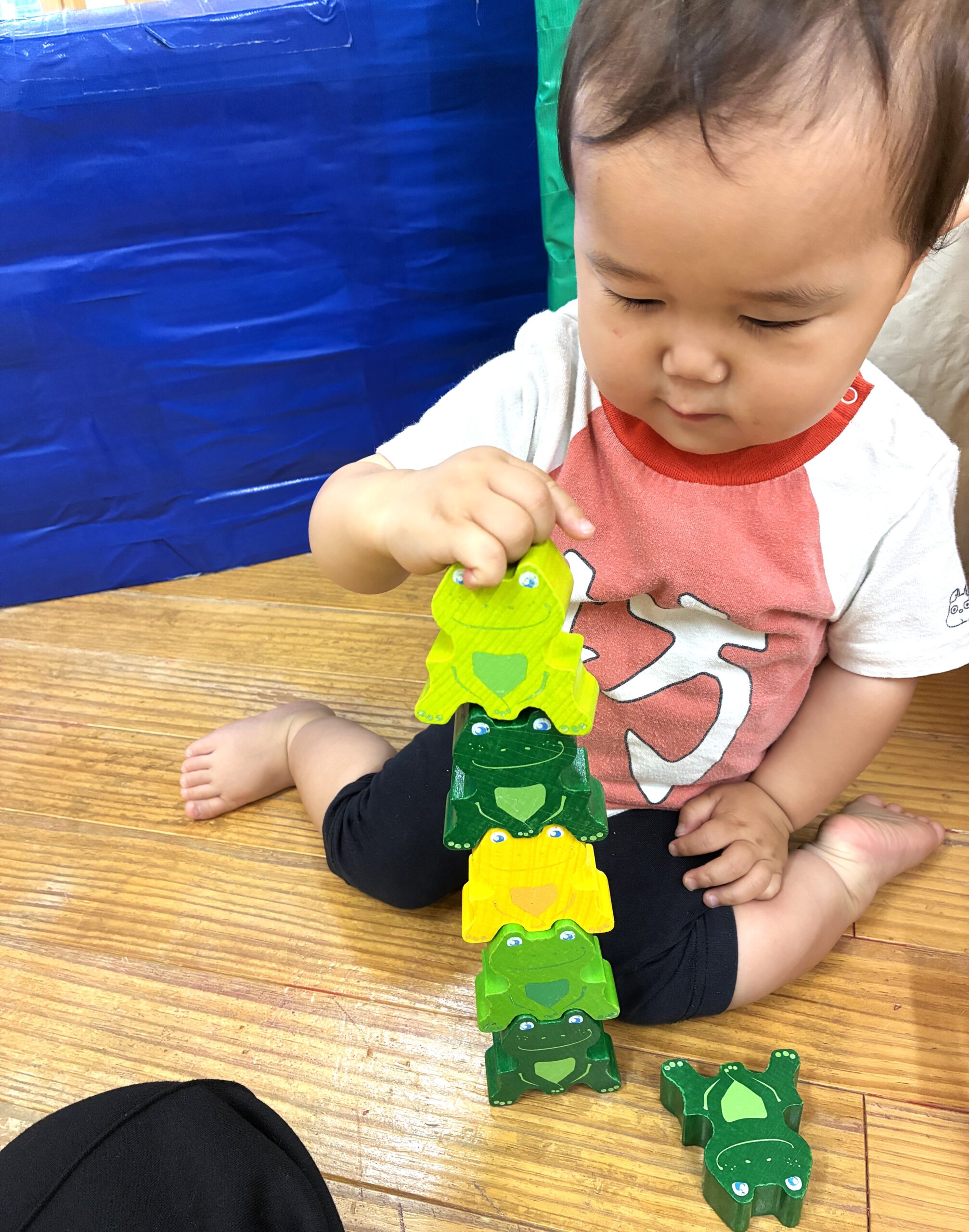 1歳児さん、難しいカエルの積み木に挑戦〜！真剣に考えてます。すごい！