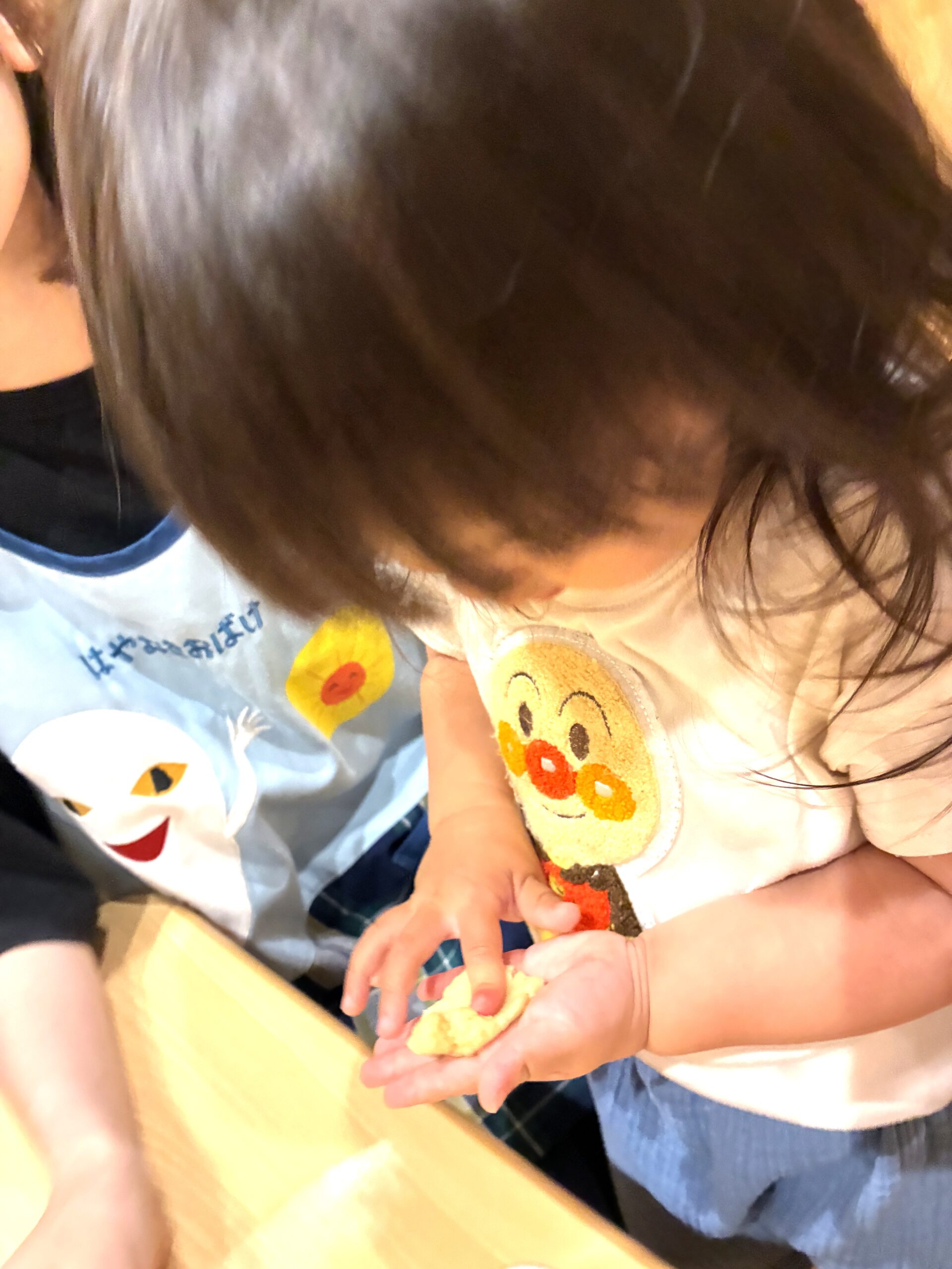 クッキークッキング！コネコネして、真ん中をへこませてジャムをぬる！あとは焼き上がりを待つだけ。。たのしみ〜！！
