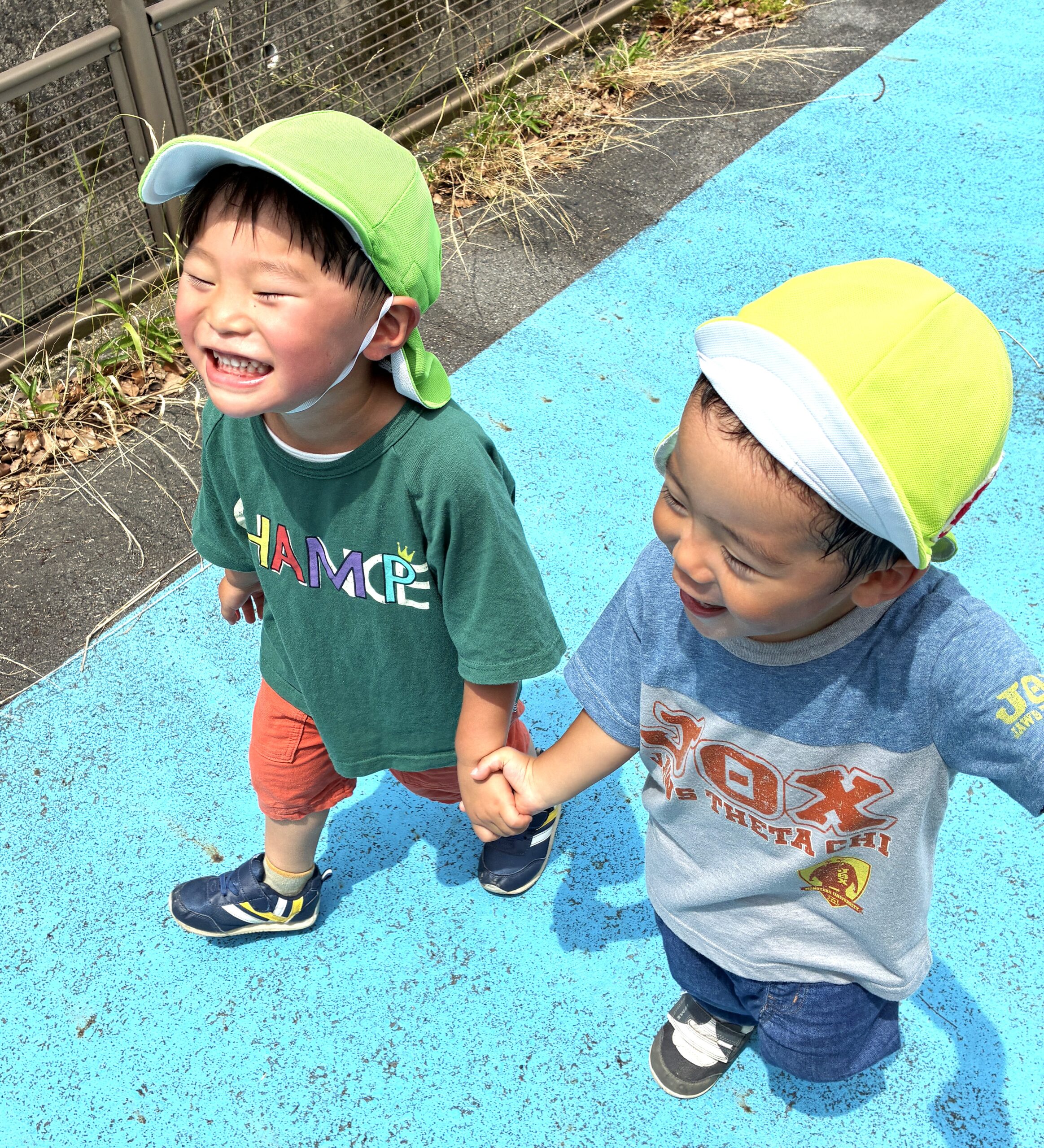 大好きなお友だちと手をつないでお散歩！嬉しくてたまらない～♬