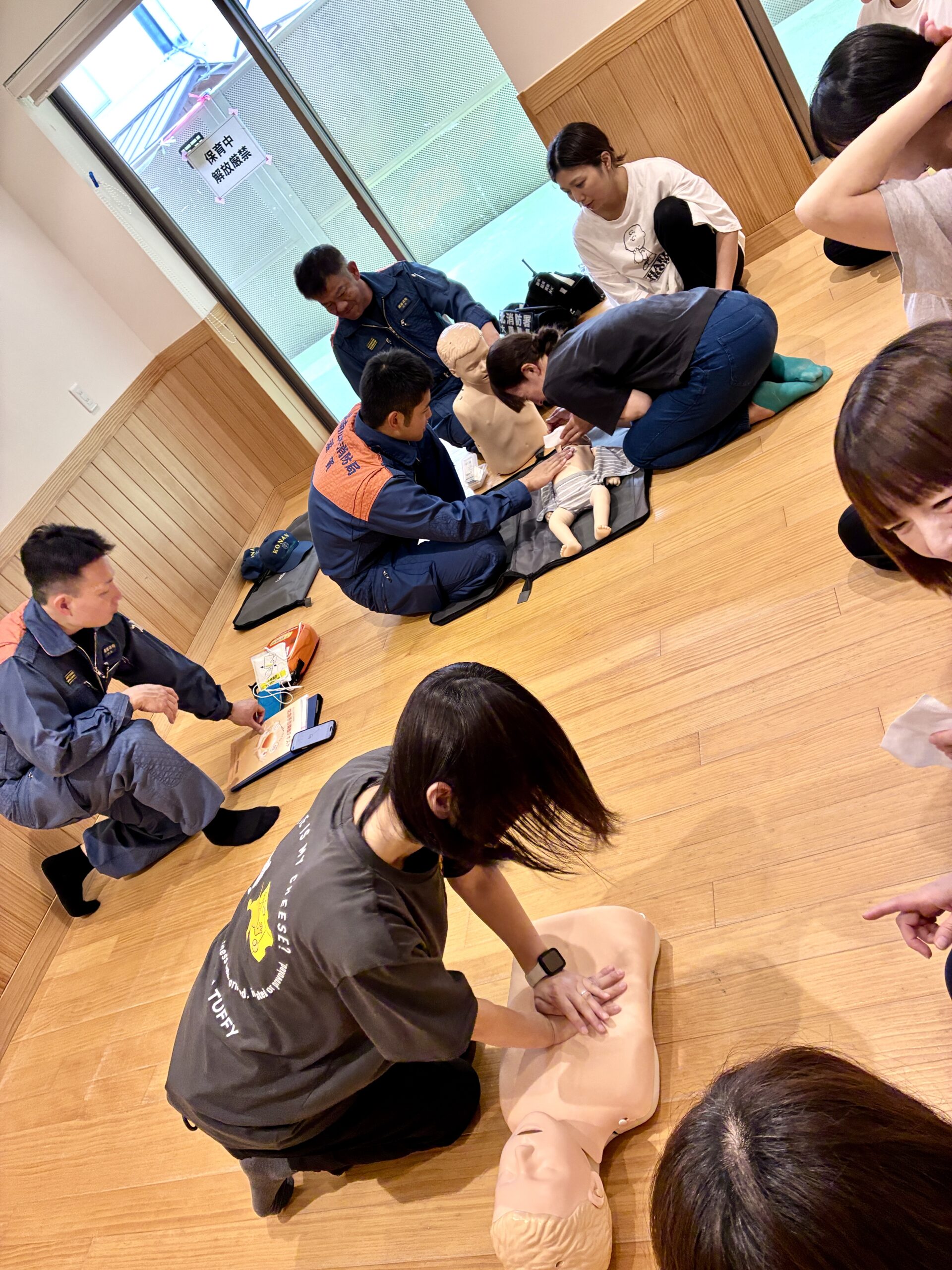 保育士対象の救命救急研修会。心肺蘇生と人工呼吸の練習をみんなでしました。いざというときに子どもたちの命を守るため、当事者意識をもって実践さながらに頑張りました！