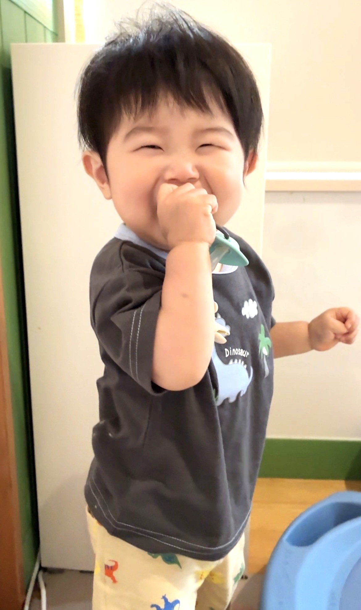 1歳児さん、少しずつ歩けるようになって、大好きな先生に”見てた？”と確認！目が合ったときの笑顔が最高に嬉しそうで幸せいっぱい！
