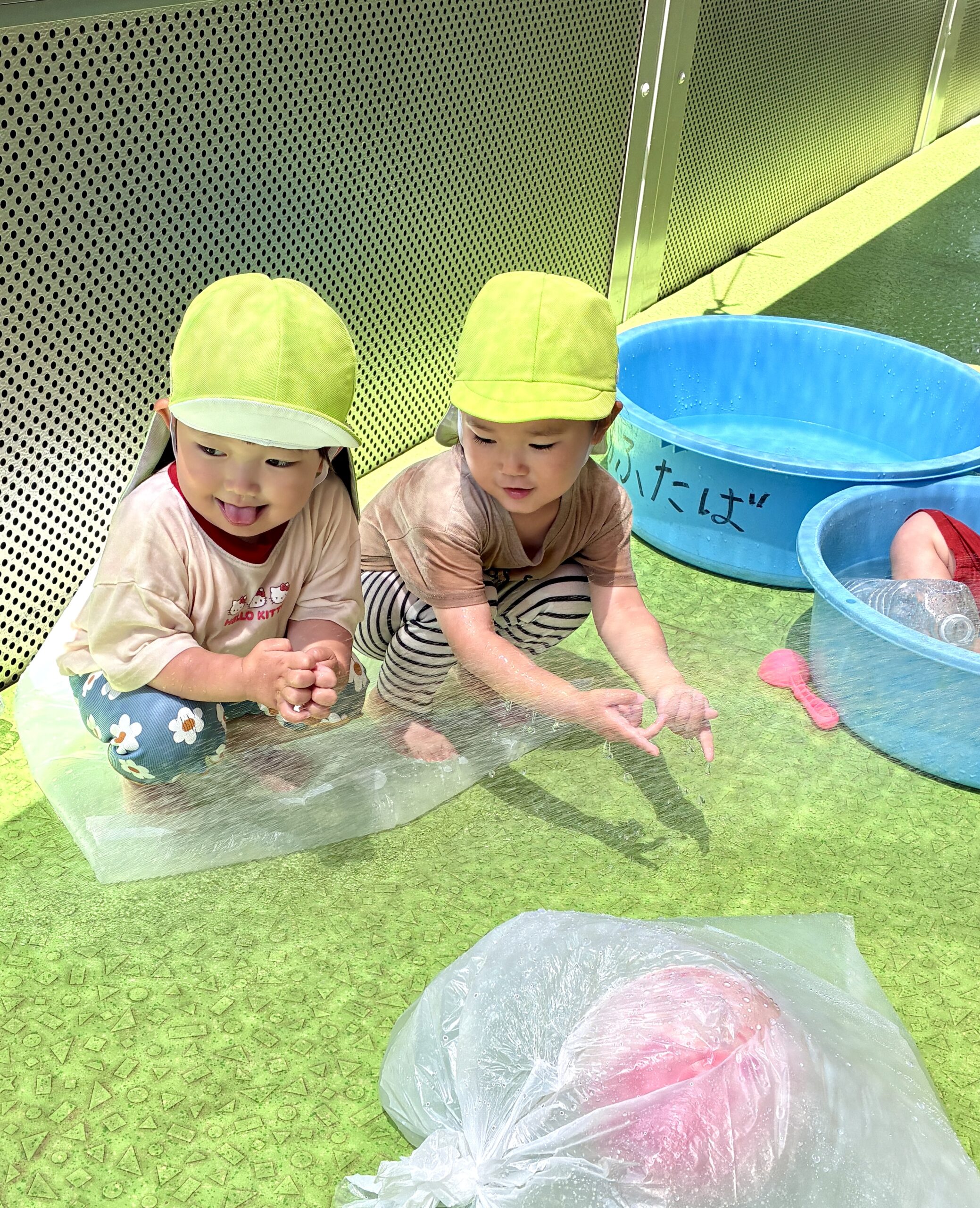 ウォータープールの上に座って～。仲良し2歳児さん女子♬
