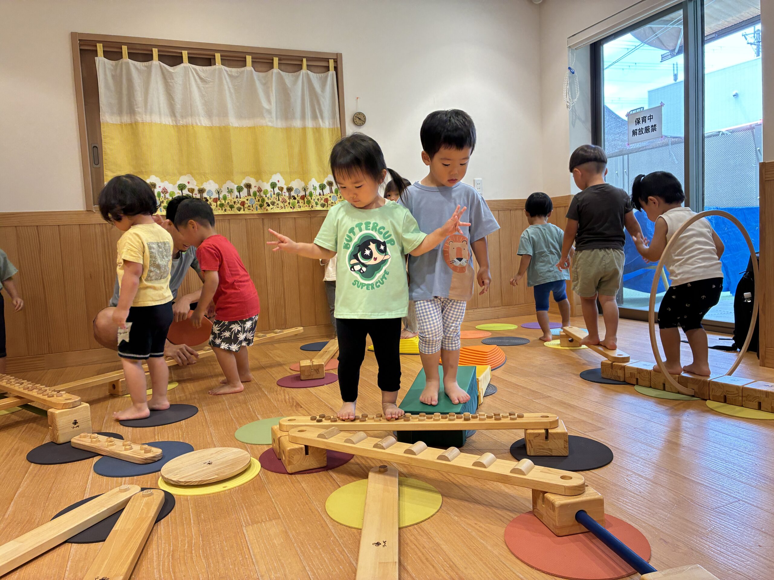 ”セカイイチノハシ”で遊ぶ子どもたちの姿は真剣そのもの！自然に秩序が生まれて流れていく様子がとても素敵でした！