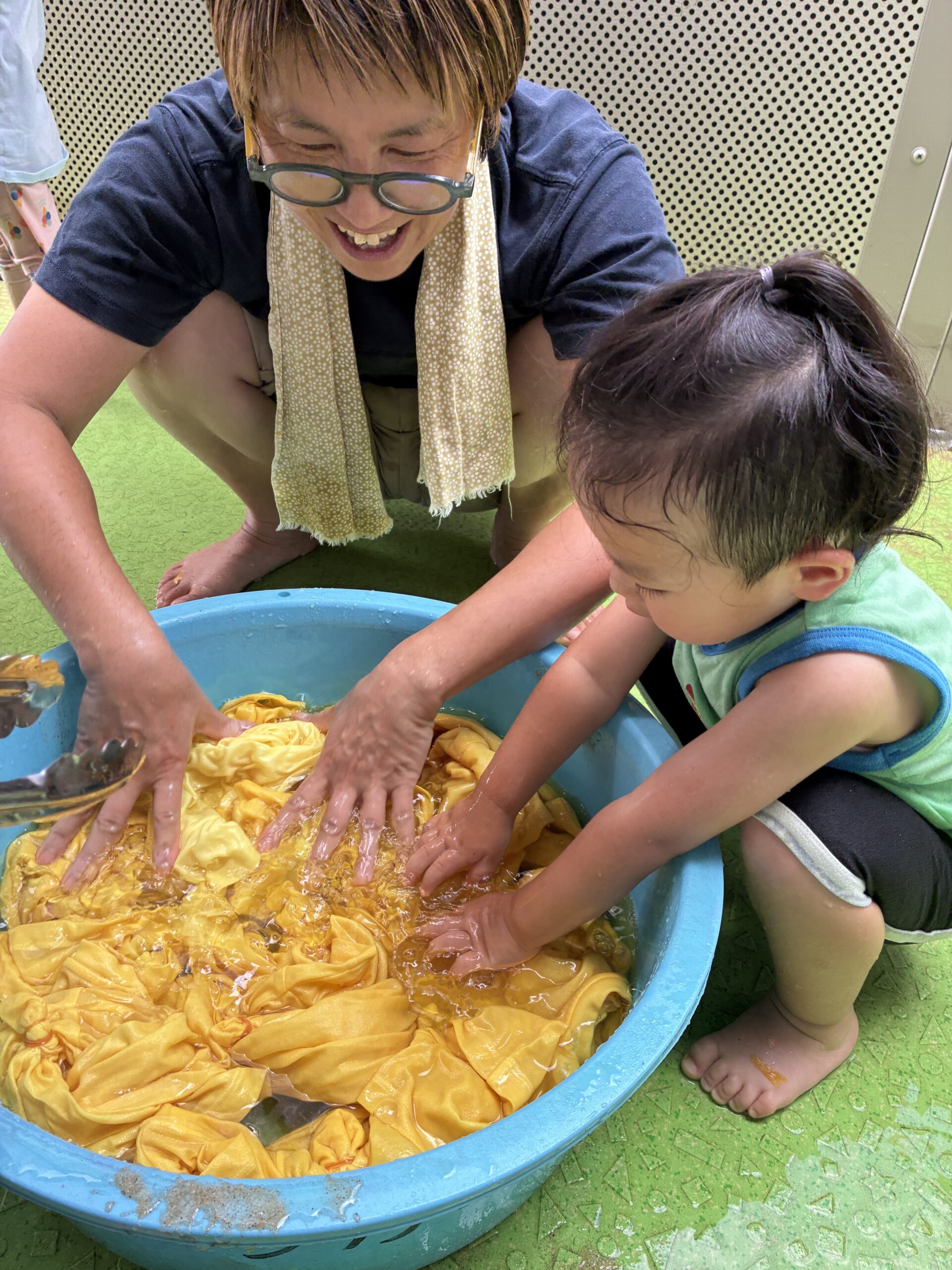 今日のアート体験は”玉ねぎ染め”！用事が大好きな子どもたちと一緒に準備して楽しかったね〜！