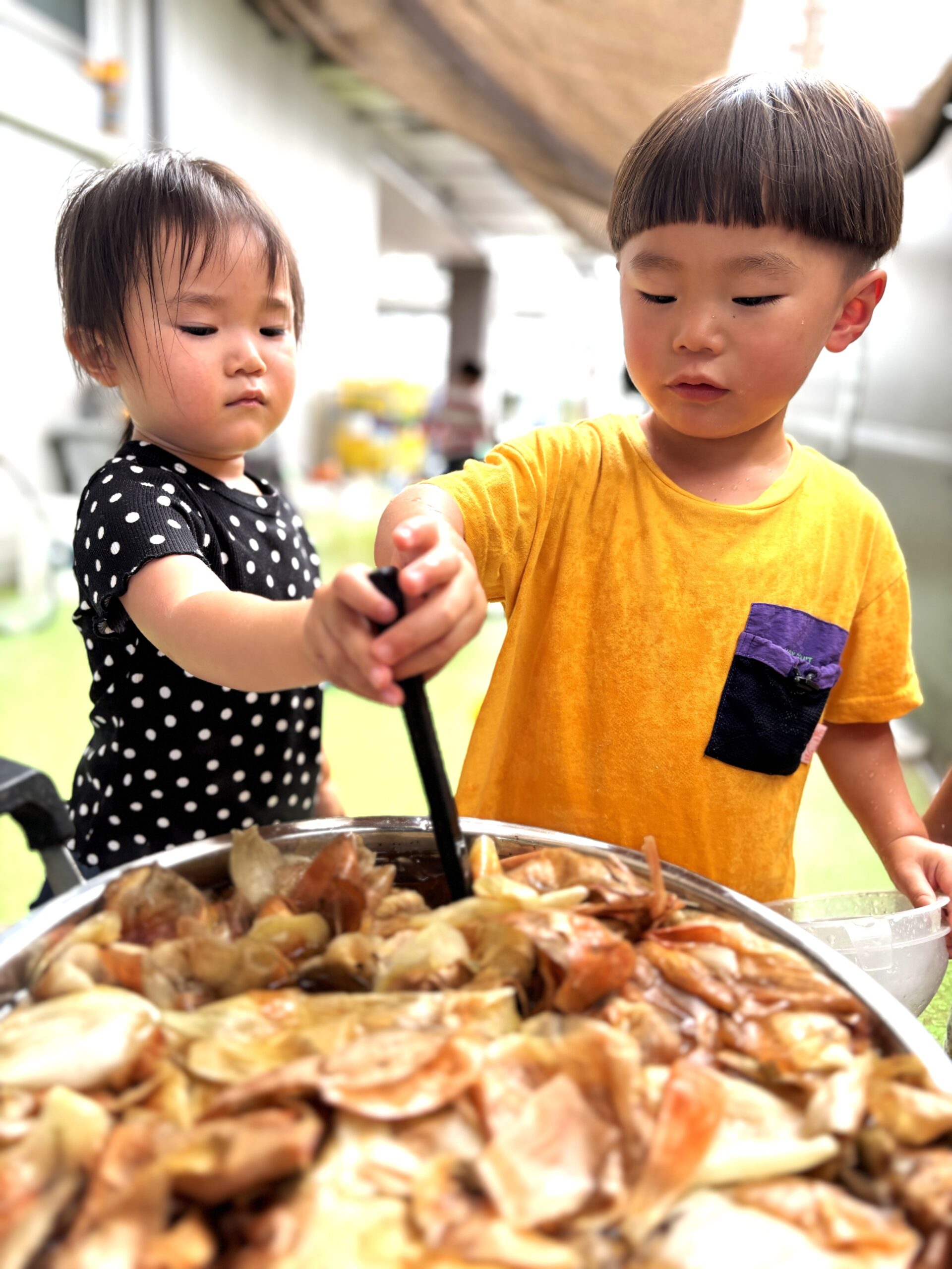 2歳児さんの染物アート！玉ねぎでTシャツを染めたよ！