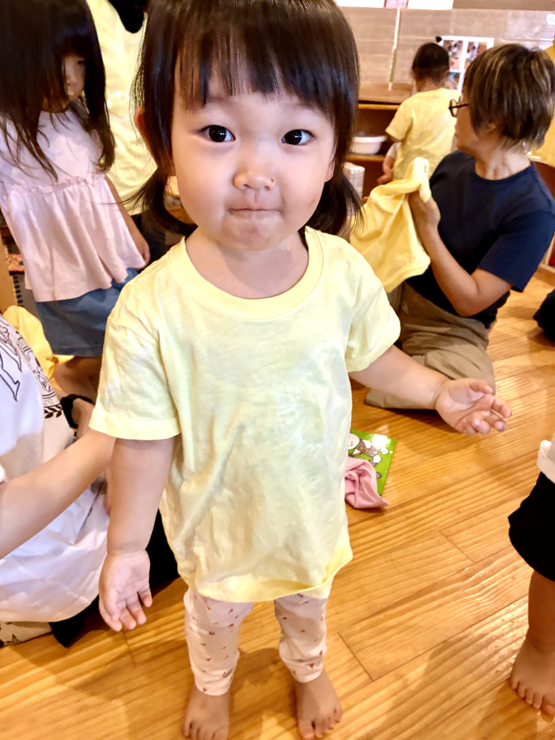 見てみて〜！玉ねぎで染めたTシャツ、夕方には乾いてみんなで試着！