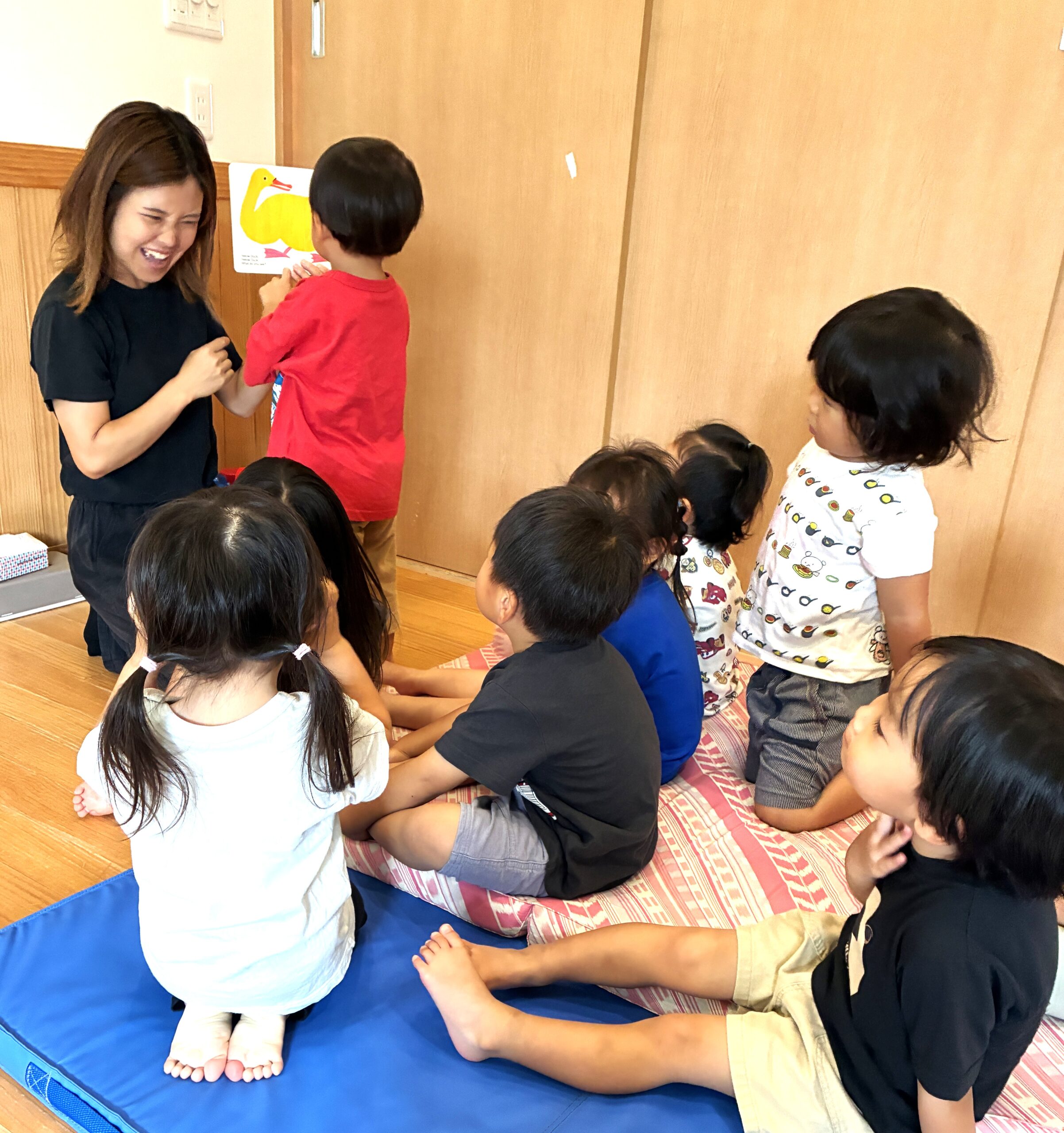 今日は英語で絵本を読んでもらいました！子どもたちは興味津々〜！
