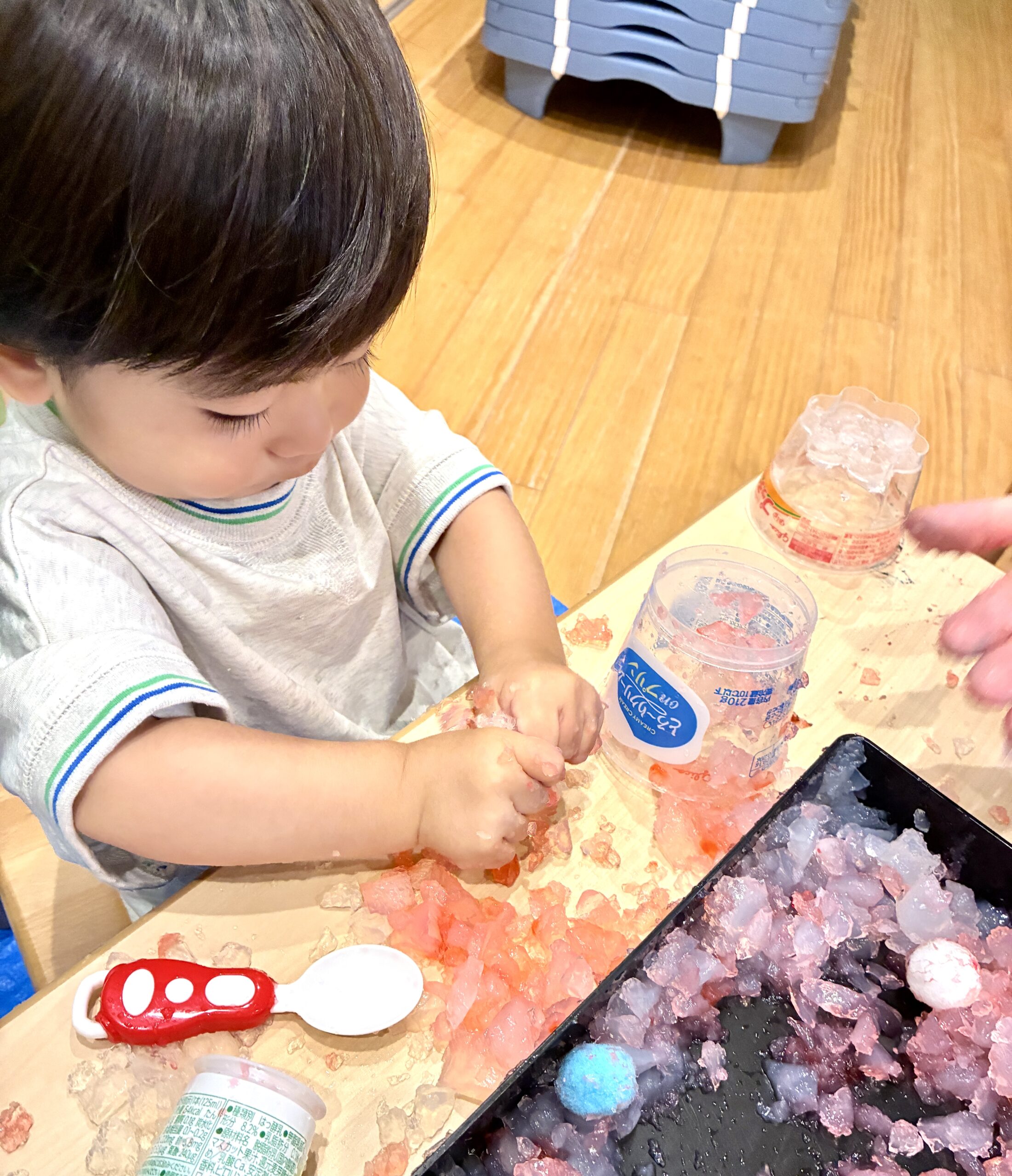 1歳児さんの寒天遊び～！一心不乱に遊び込む姿が幸せいっぱい♬