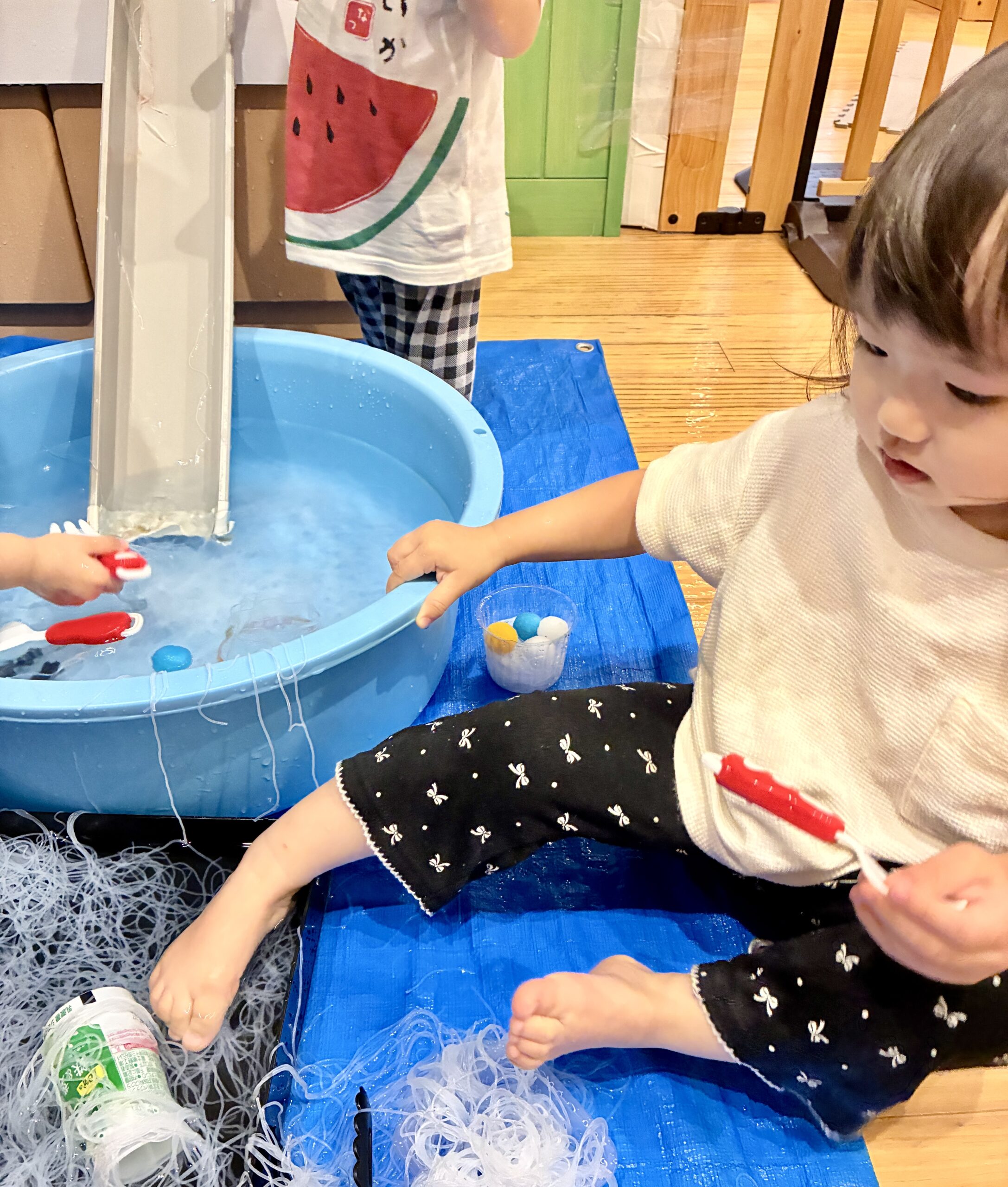 1歳児さんの感触遊び！春雨流しに挑戦～♬