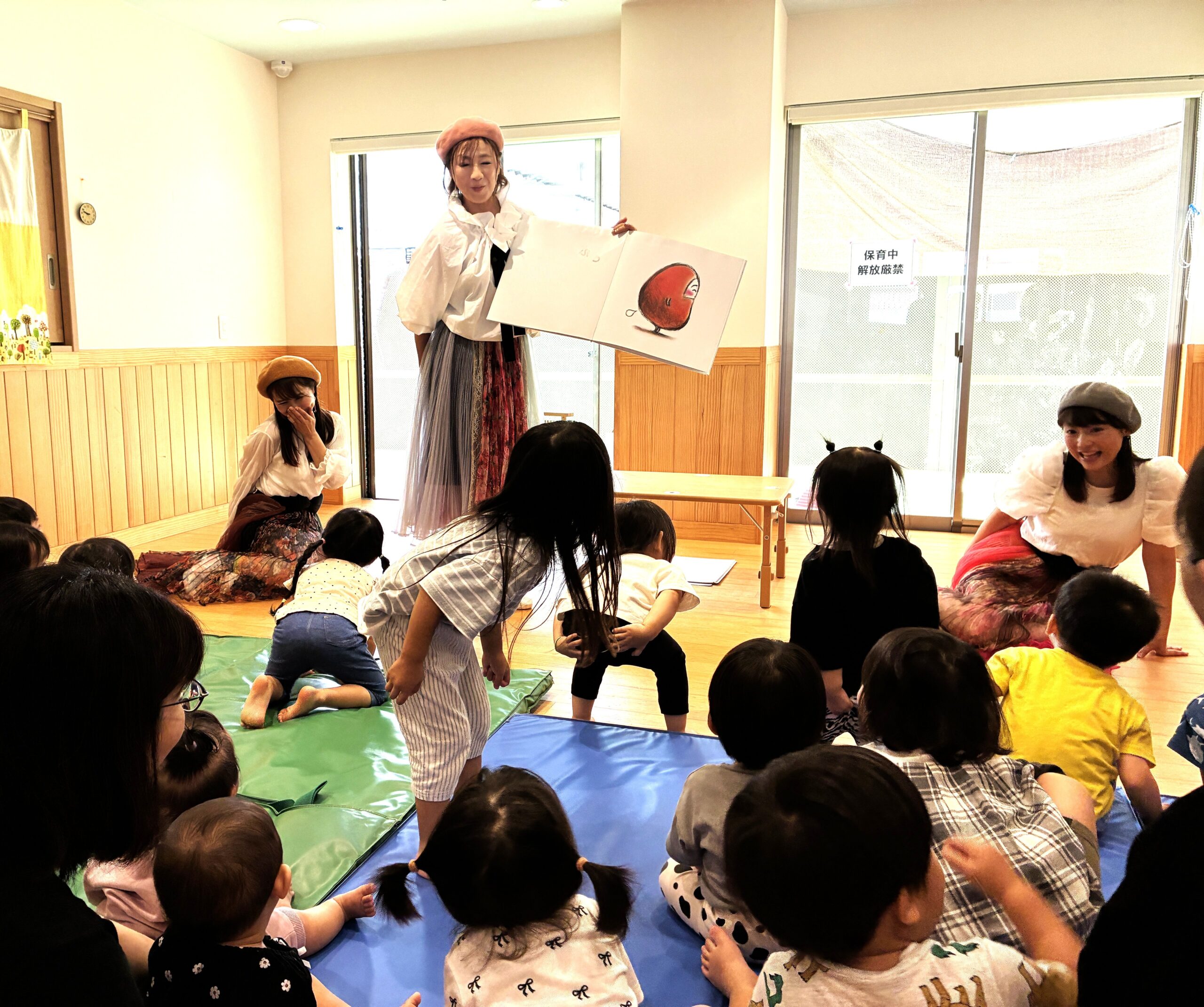 今日は歌と絵本のイベントを開催しました！♬だるまさんが～プゥ～～～♬