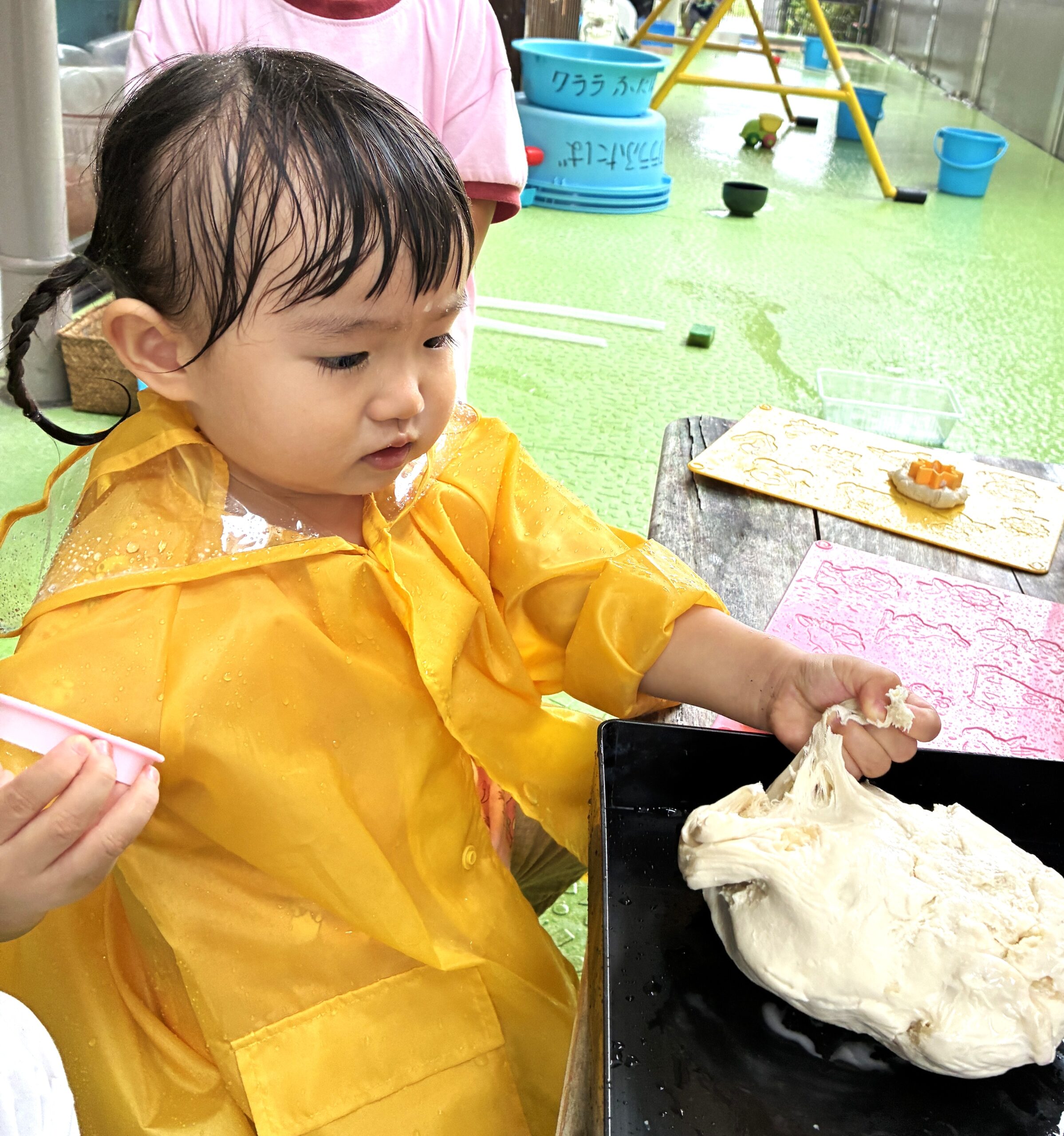 小雨降る中、かっぱを着てテラスで小麦粉粘土で遊ぶ1歳児さん♬これはなに～～？？